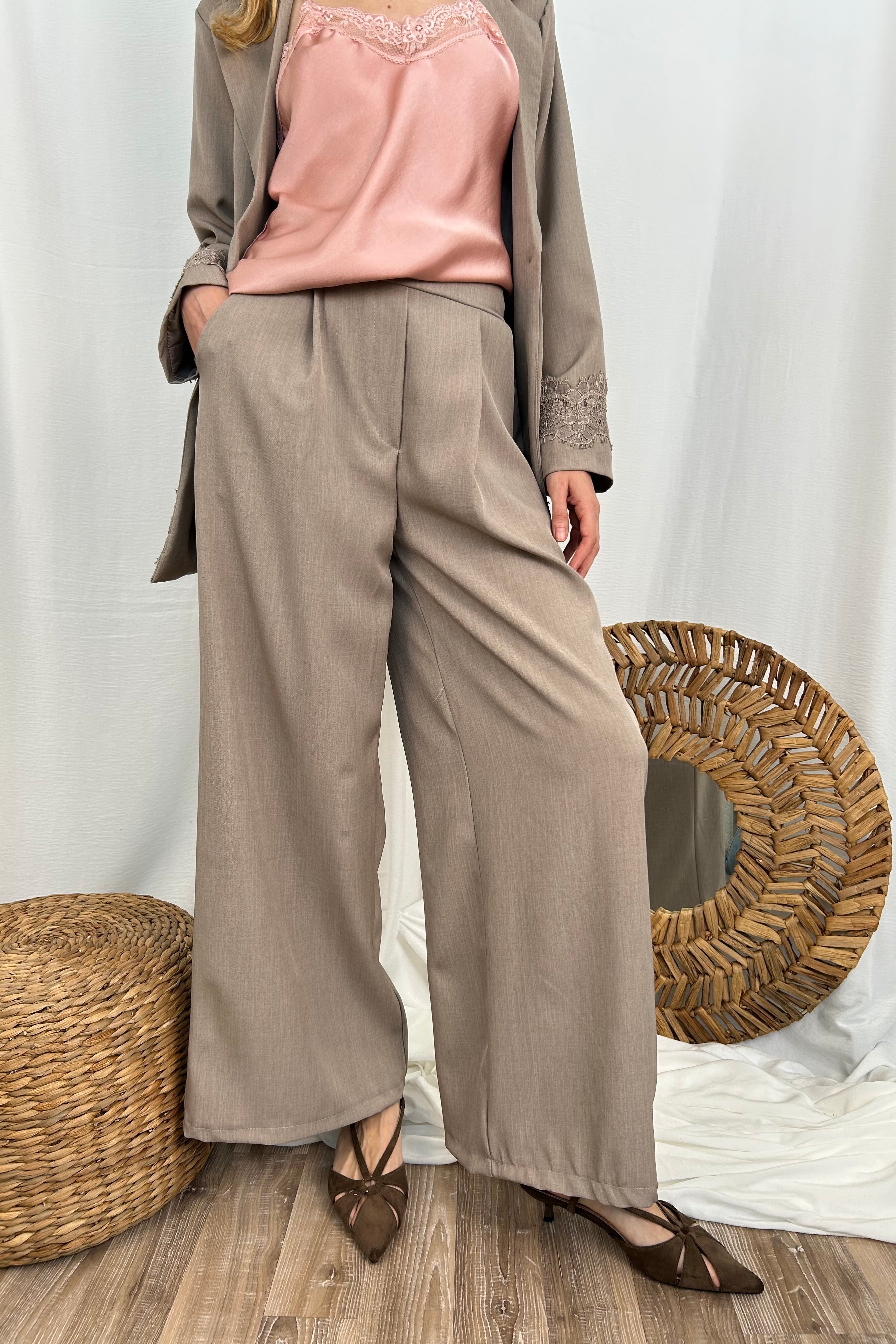PANTALONE VITA ALTA GAMBA AMPIA CON PIEGHE FRONTALI COL. TORTORA