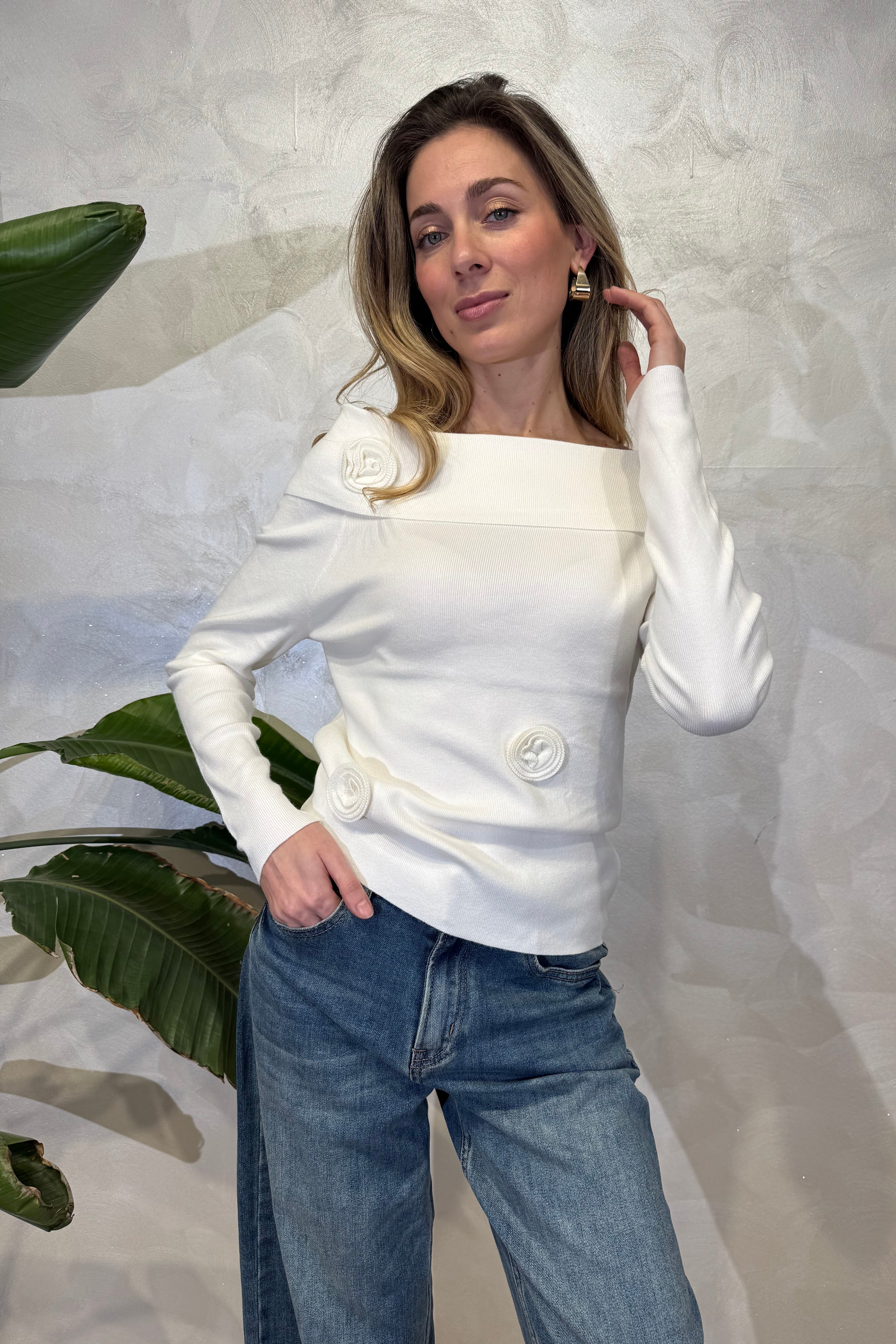 MAGLIA SCOLLO SHIFFER CON APPLICAZIONI ROSE COL. PANNA