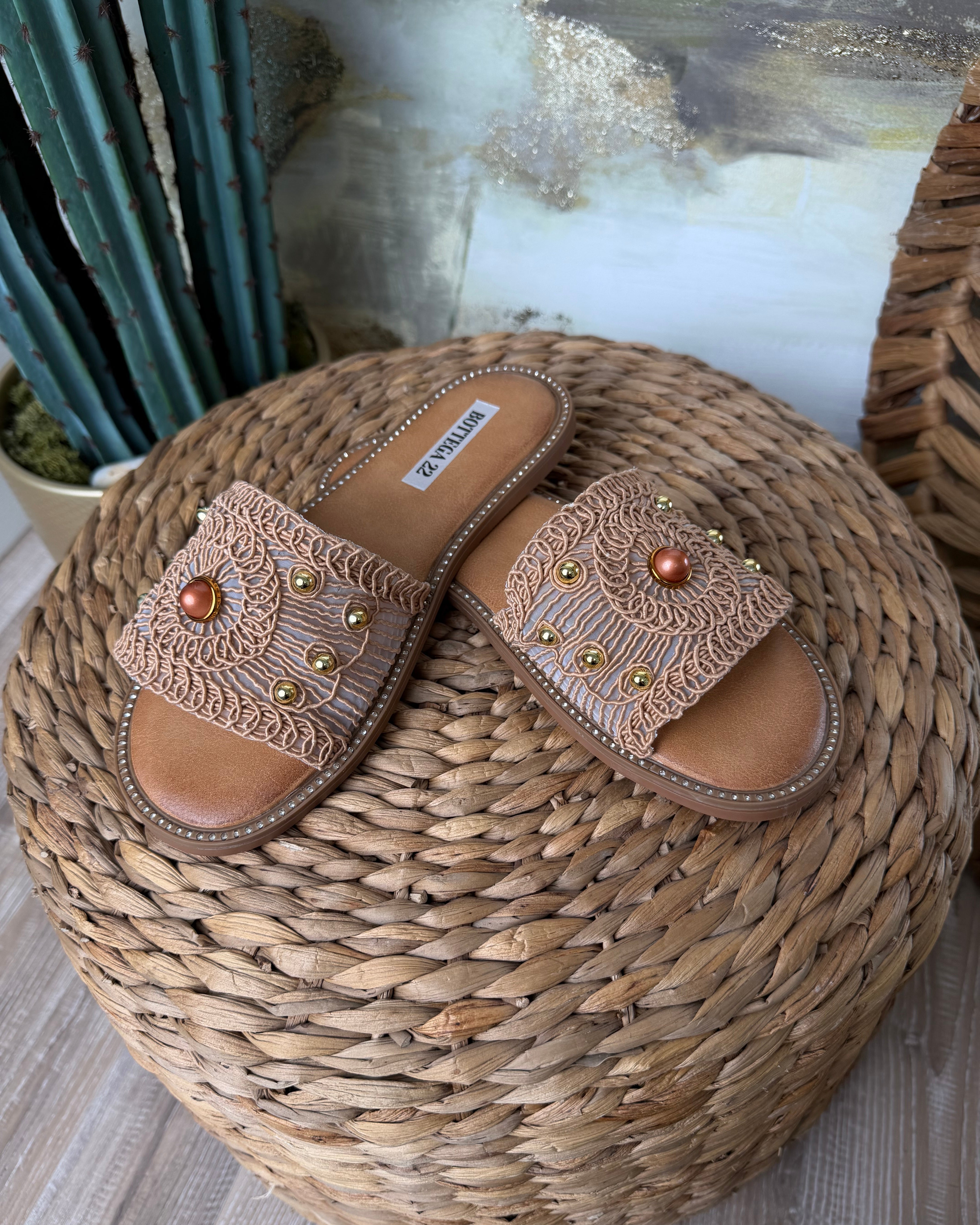 SANDALI CROCHET CON BORCHIE DORATE COL. CAMEL