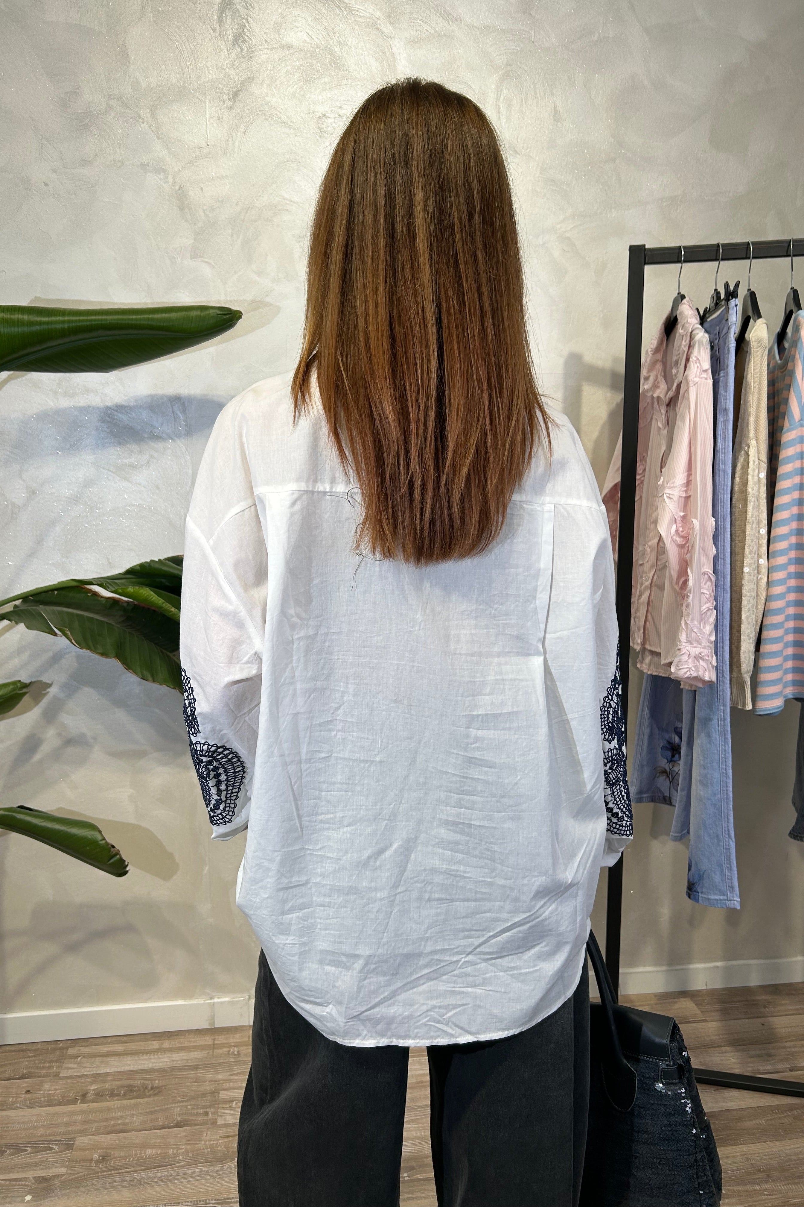 CAMICIA IN COTONE CON RICAMO BLU PAISLEY COL. PANNA