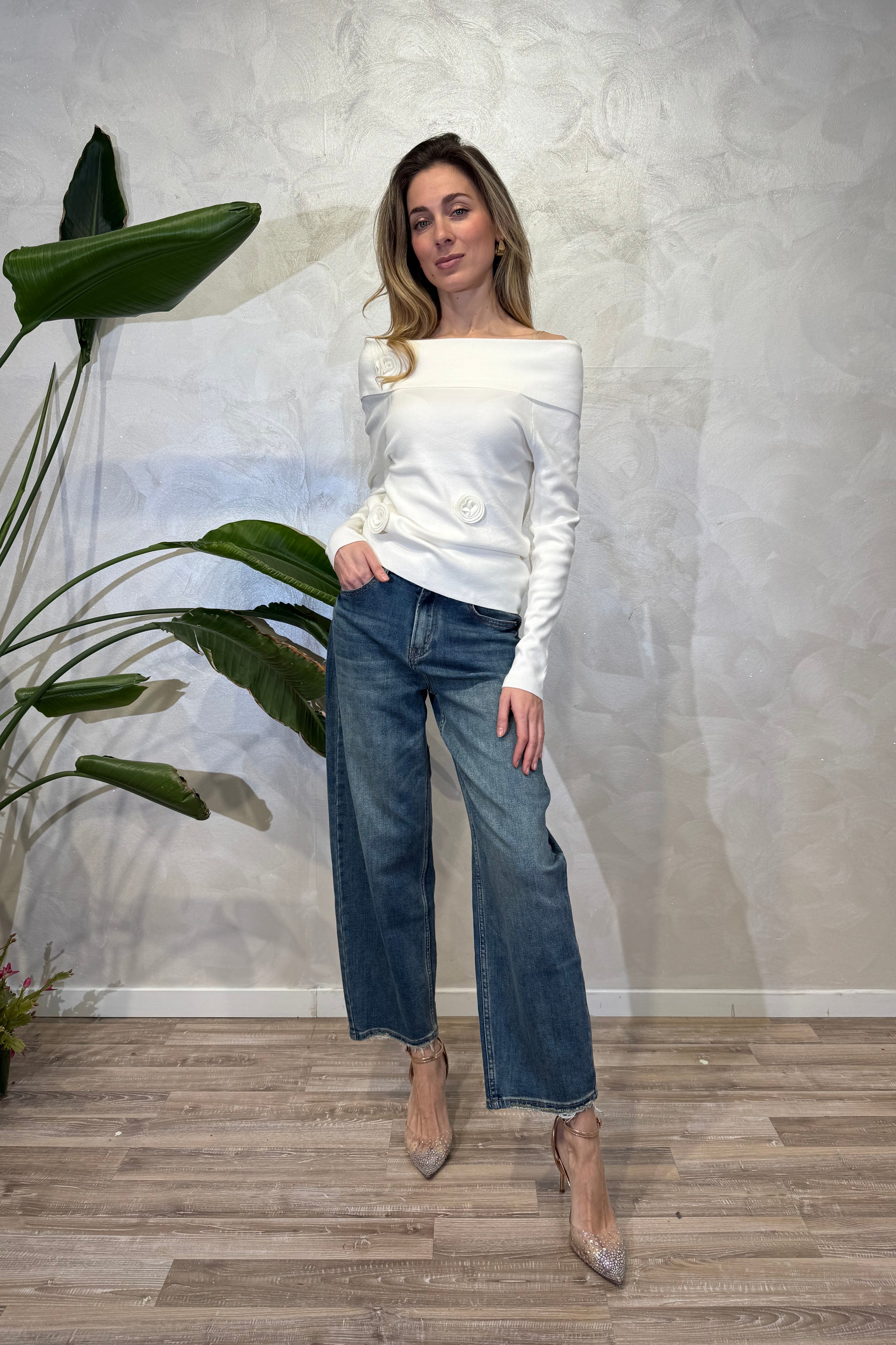 MAGLIA SCOLLO SHIFFER CON APPLICAZIONI ROSE COL. PANNA