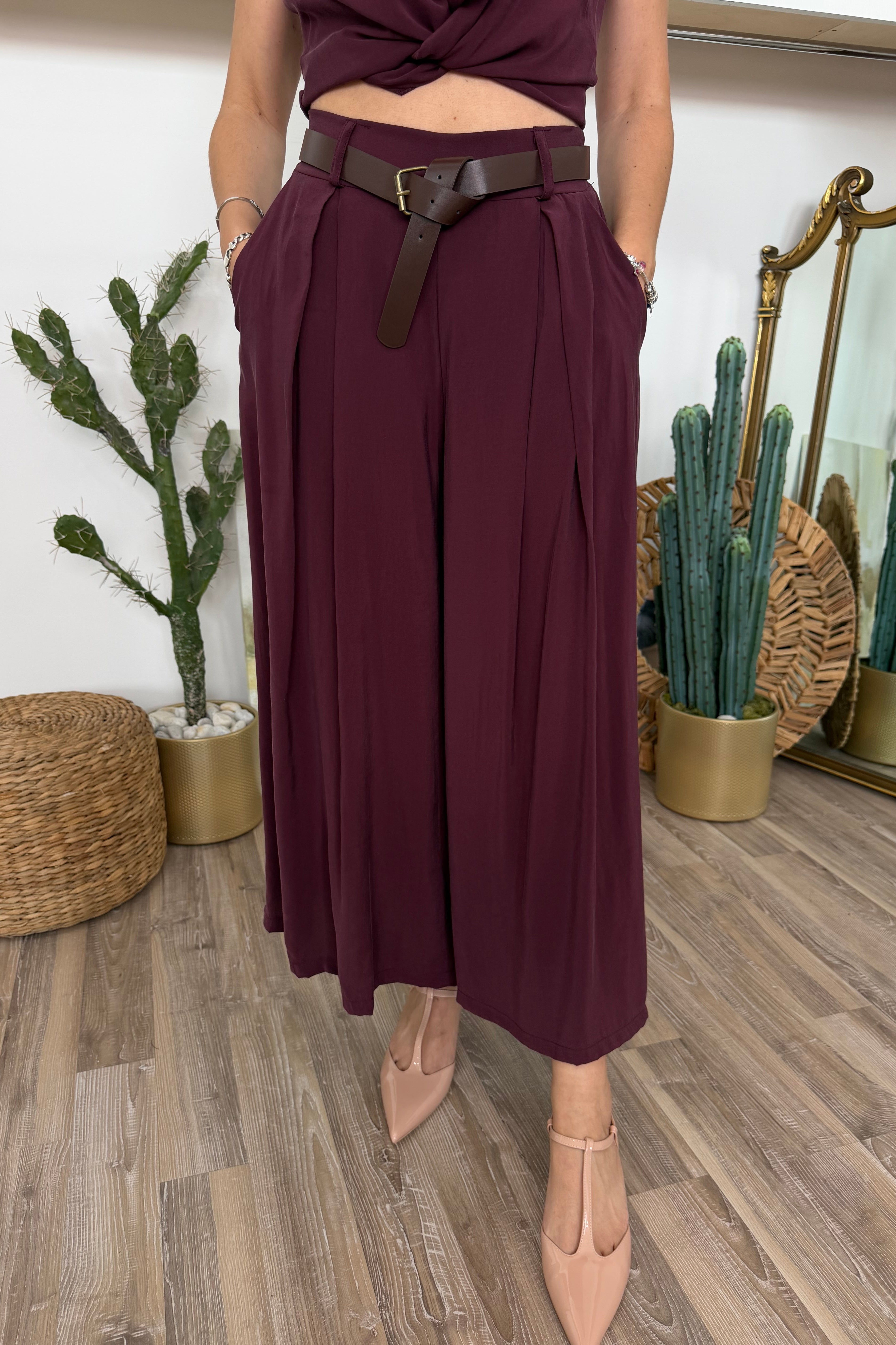 PANTALONE A PALAZZO CON PENCES E CINTURA DORATA COL. PRUGNA