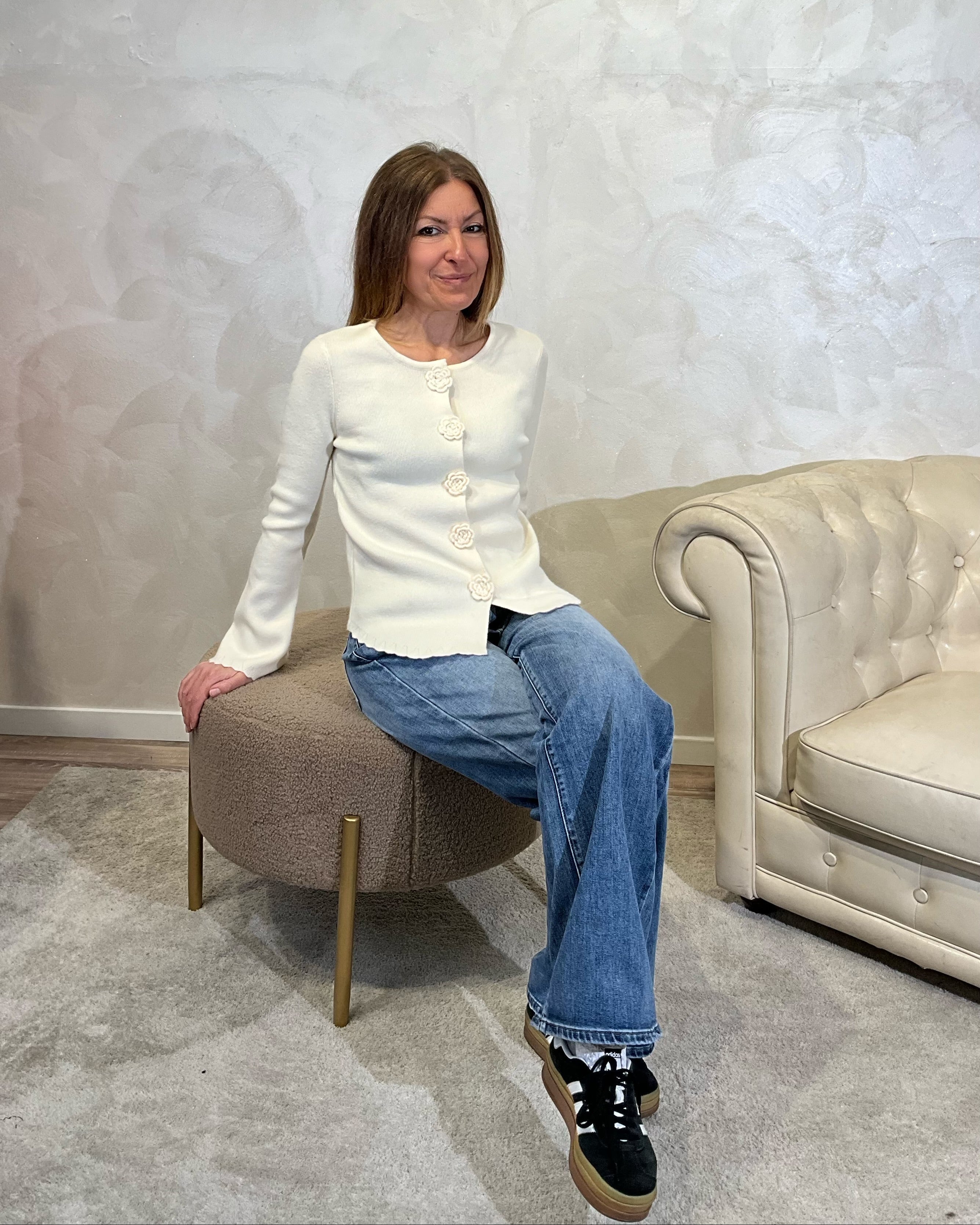 CARDIGAN CON BOTTONI DECORATI A FIORE COL.BIANCO