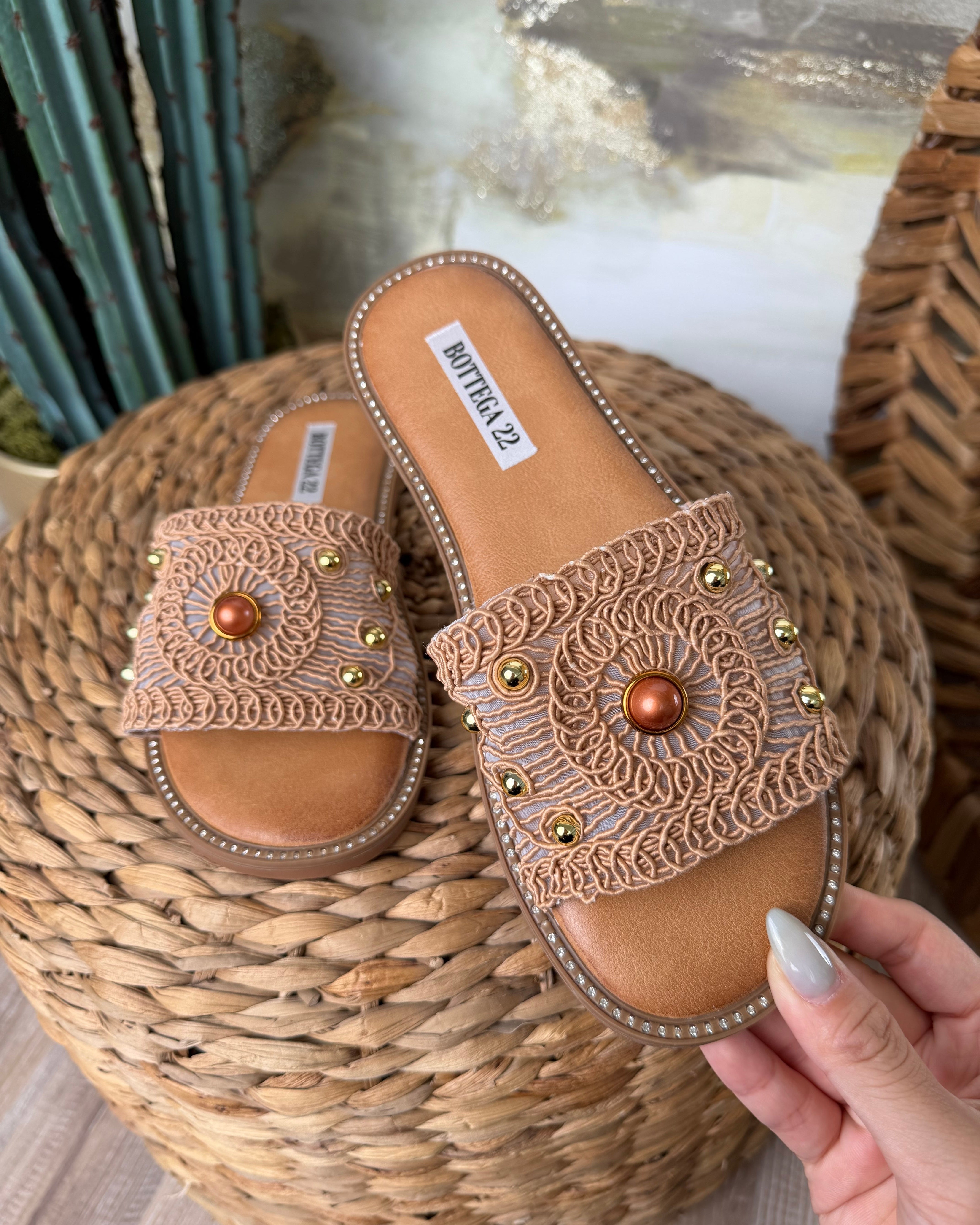 SANDALI CROCHET CON BORCHIE DORATE COL. CAMEL