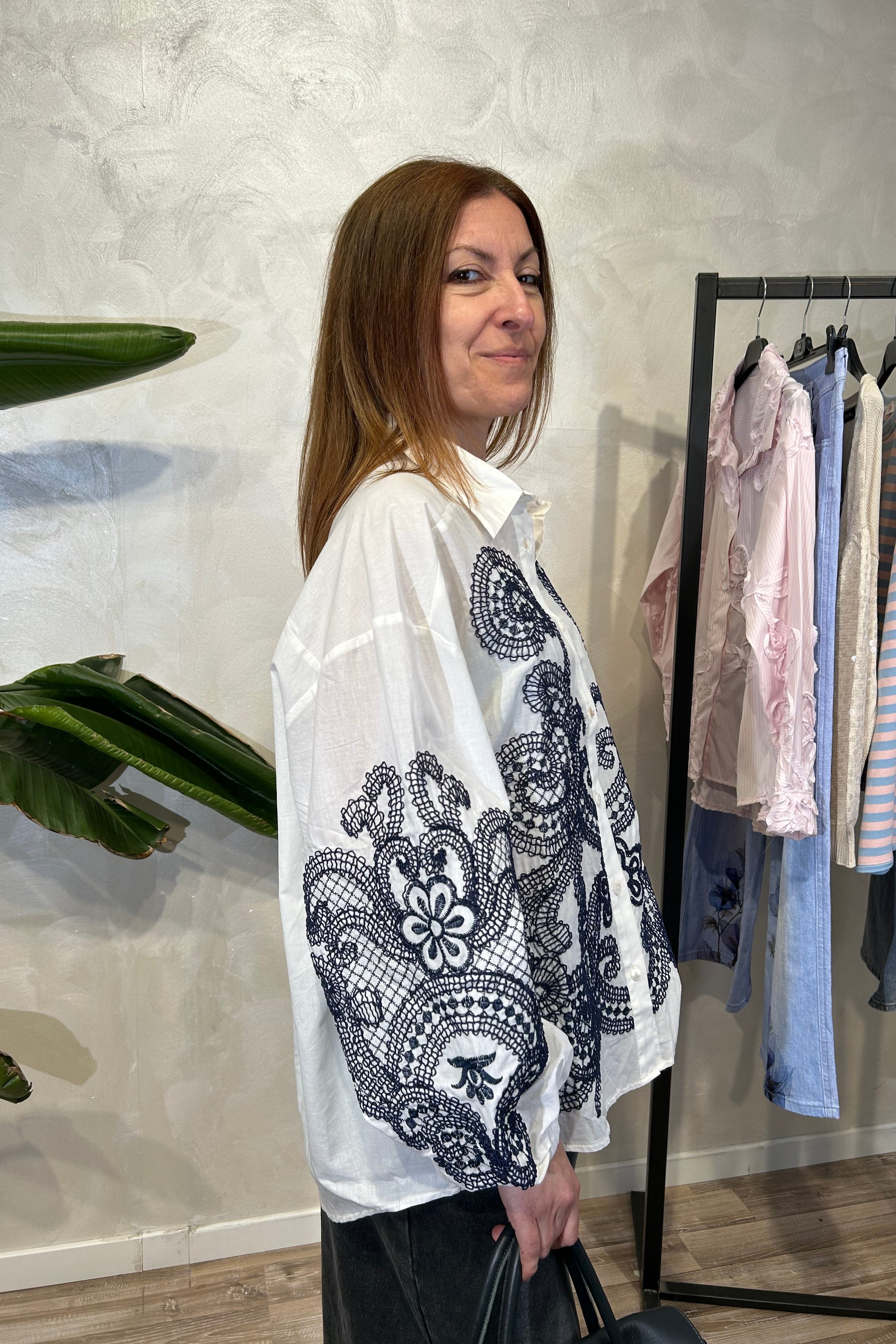 CAMICIA IN COTONE CON RICAMO BLU PAISLEY COL. PANNA