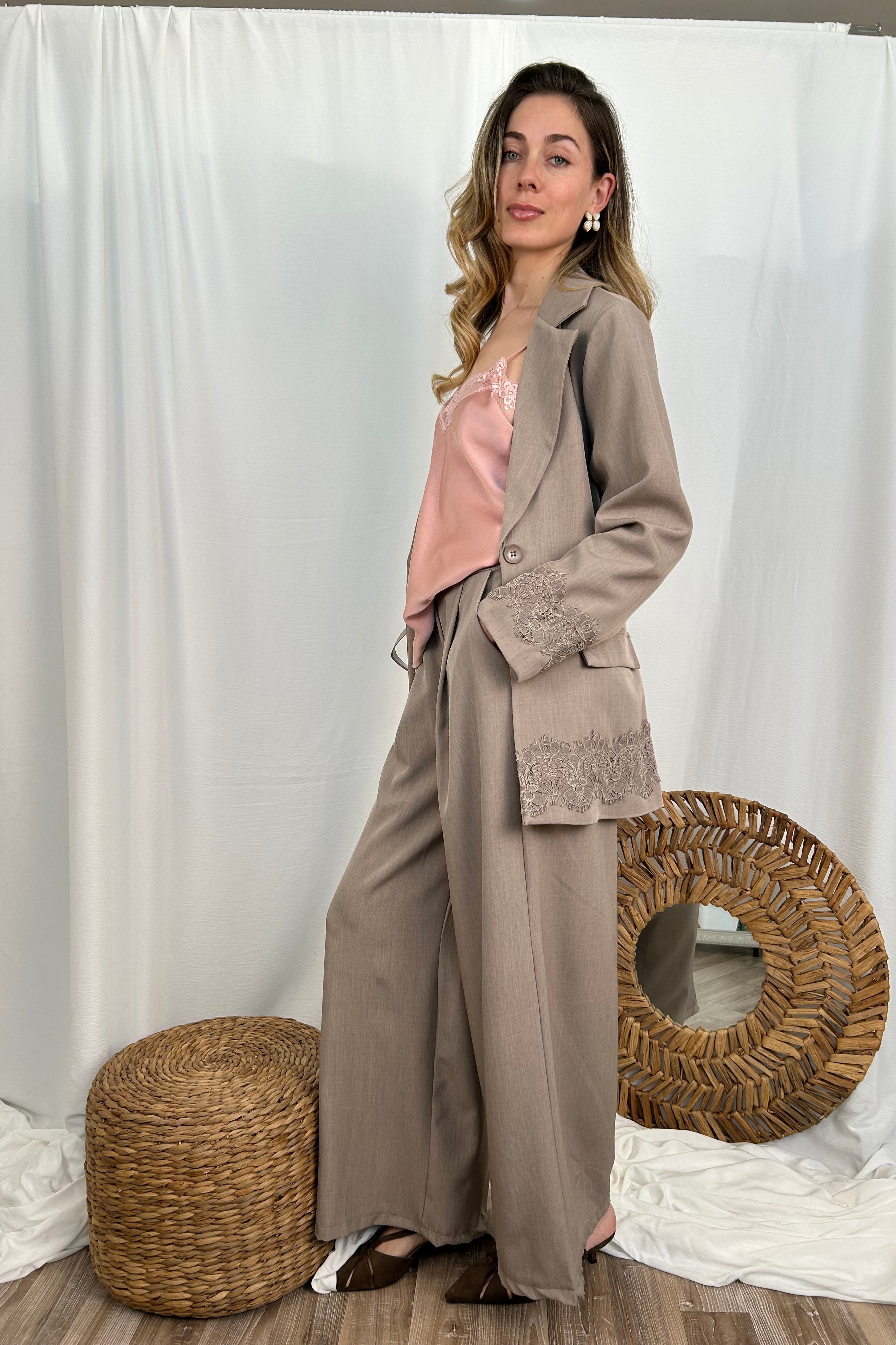BLAZER CON CINTURA E DETTAGLI IN PIZZO COL. TORTORA