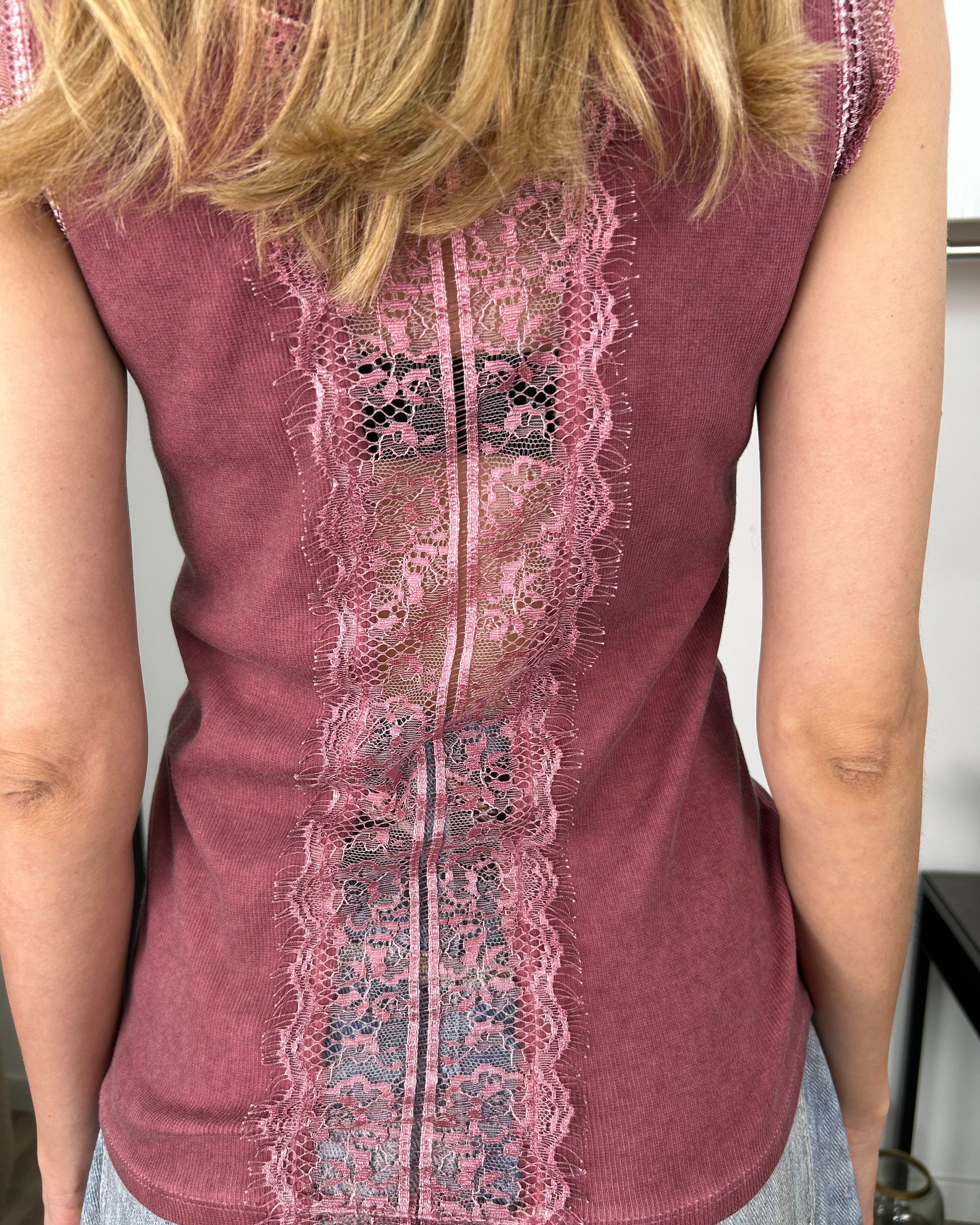 TOP IN COTONE A COSTINE CON INSERTI IN PIZZO TINTURA A FREDDO COL CIPOLLA