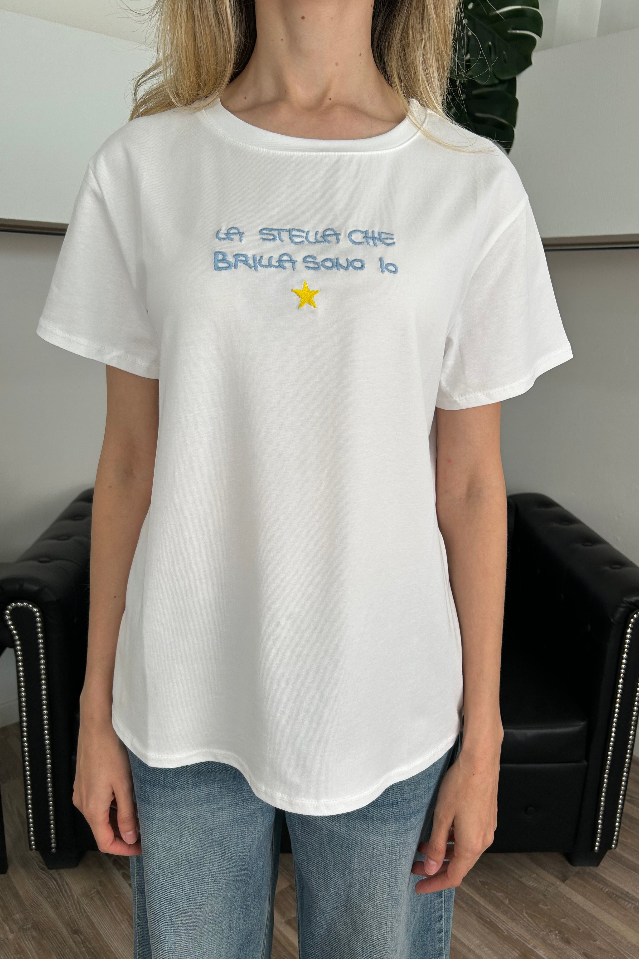 T-SHIRT CON SCRITTA “LA STELLA CHE BRILLA SONO IO” COL CELESTE