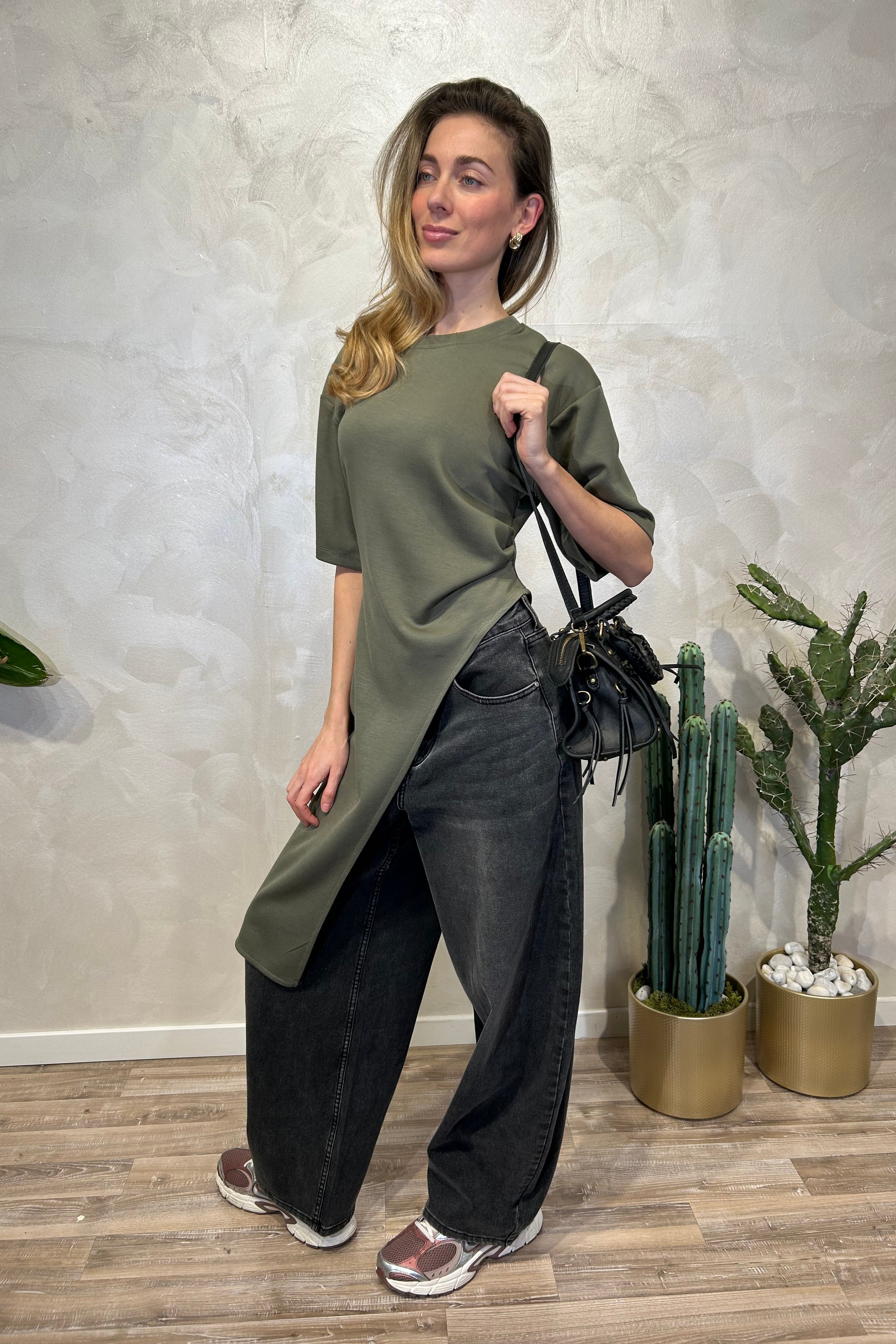 T-SHIRT CON ARRICCIO E PUNTA LATERALE COL. VERDE