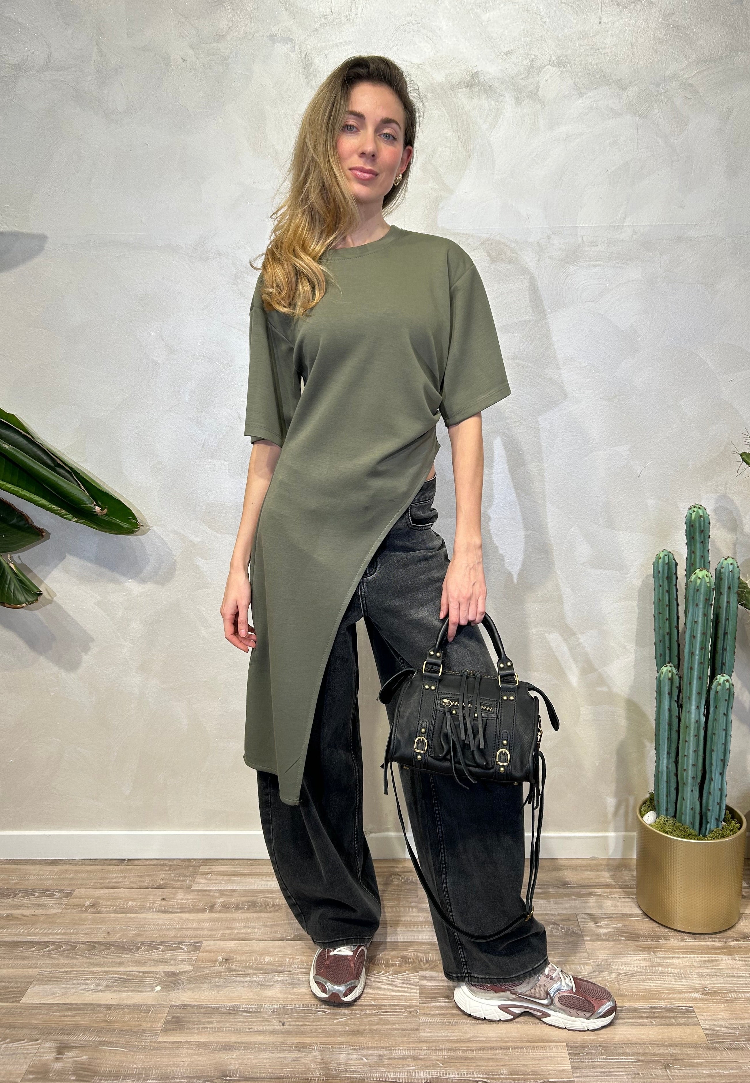 T-SHIRT CON ARRICCIO E PUNTA LATERALE COL. VERDE