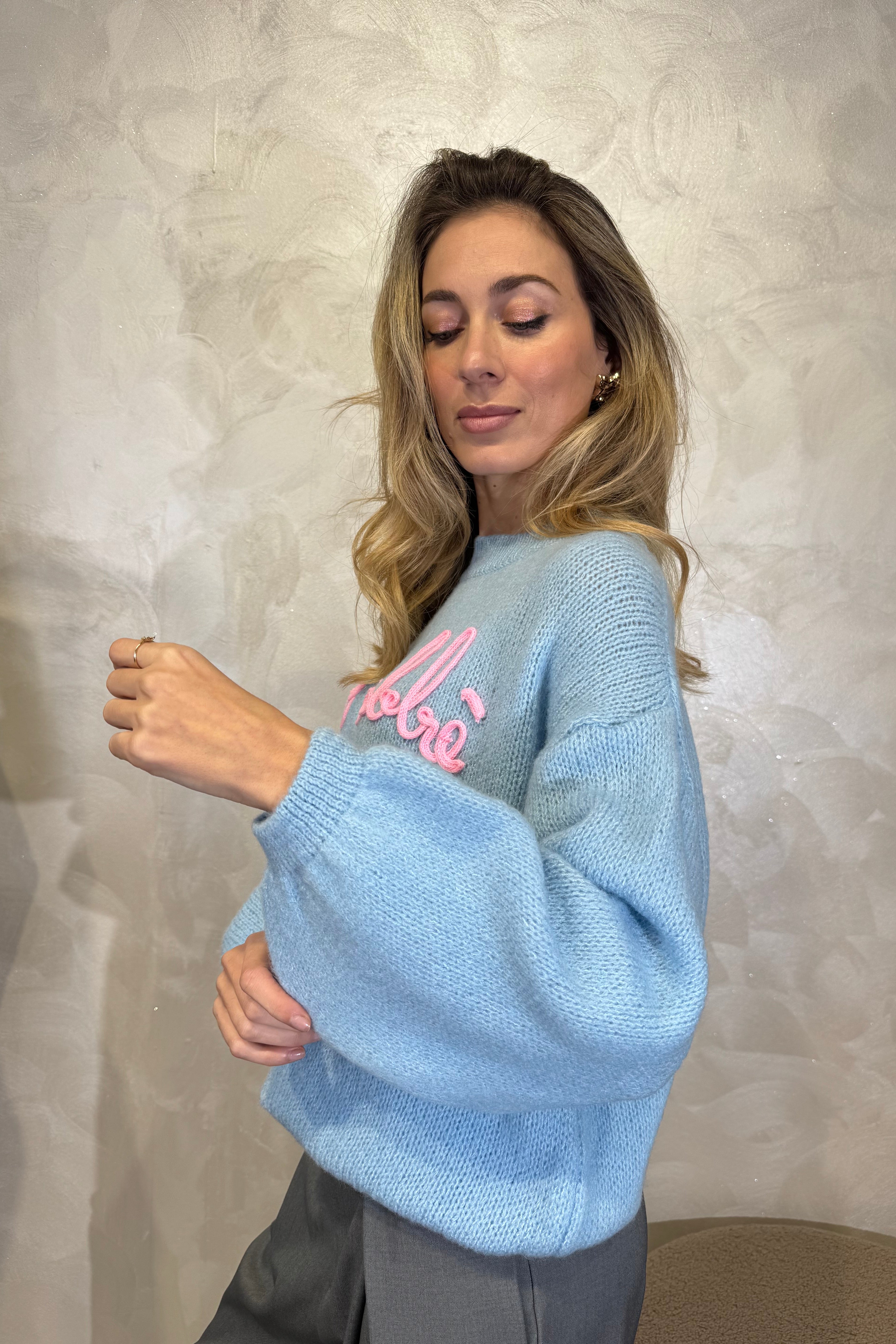 MAGLIONE CON RICAMO NO VABBE' COL. CELESTE