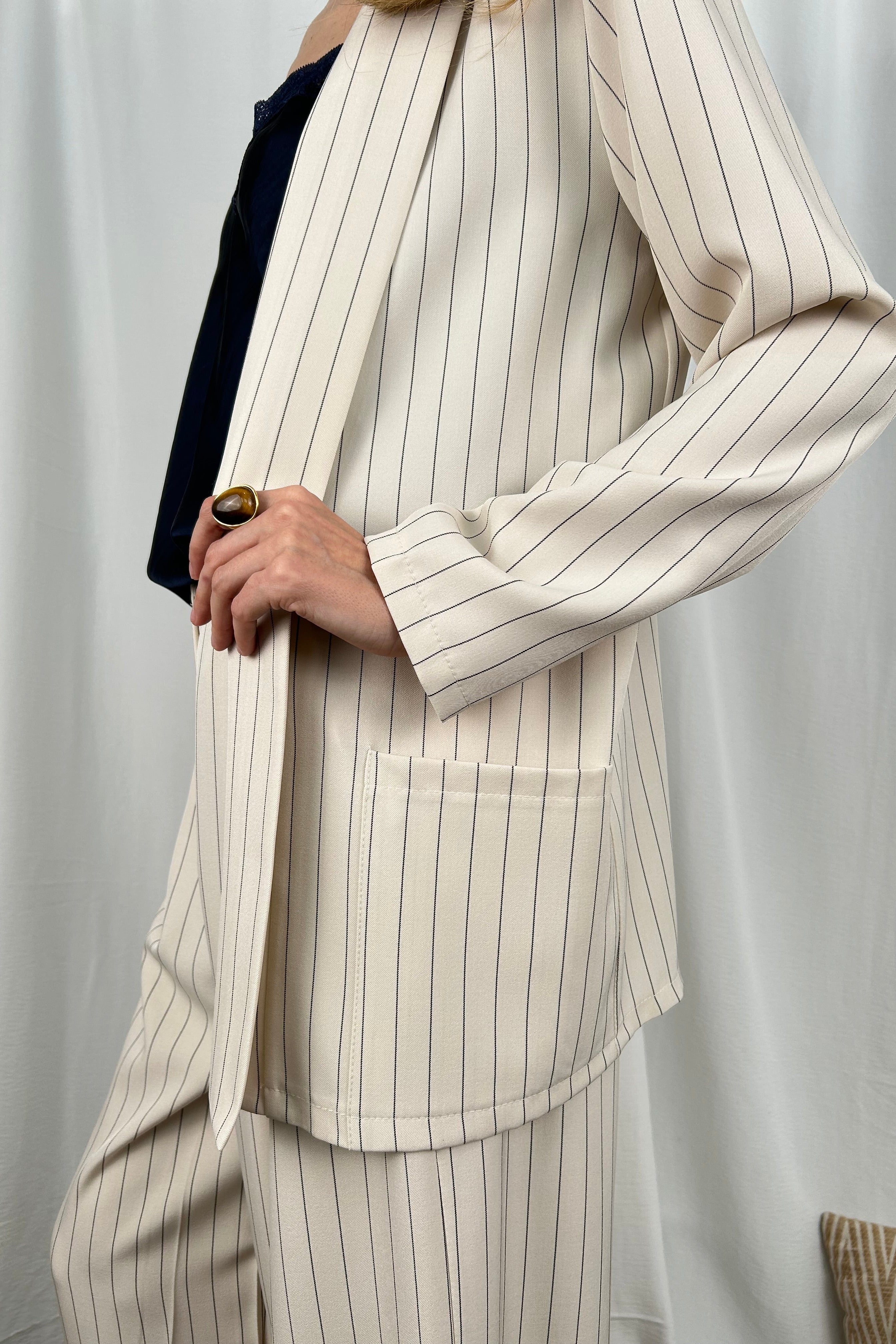 COMPLETO GIACCA SCIALLATA E PANTALONE ALADIN IN MICRO GESSATURA COL. NATURALE