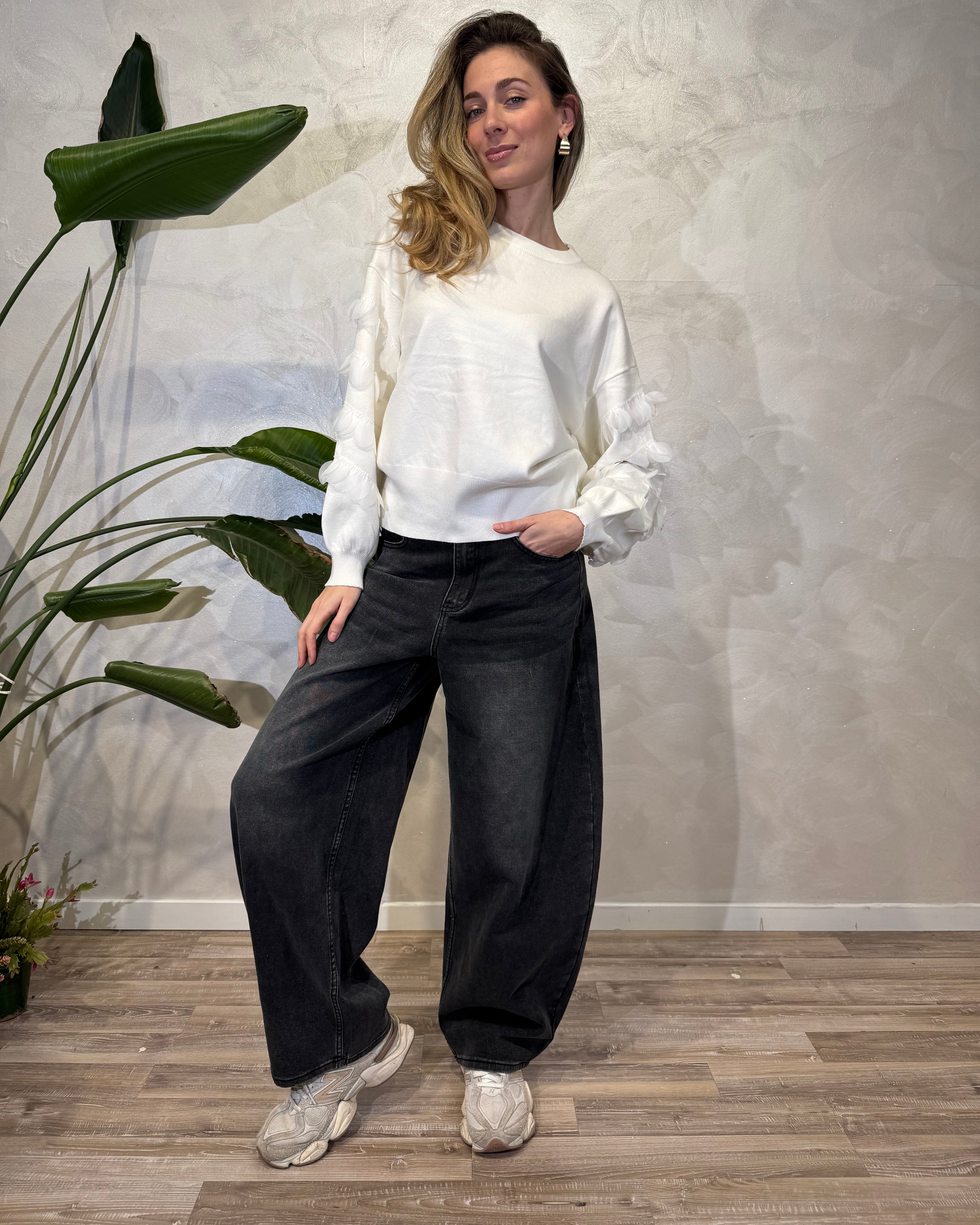 MAGLIA TRICOT CON PARTICOLARI APPLICAZIONI ALLE MANICHE COL. PANNA