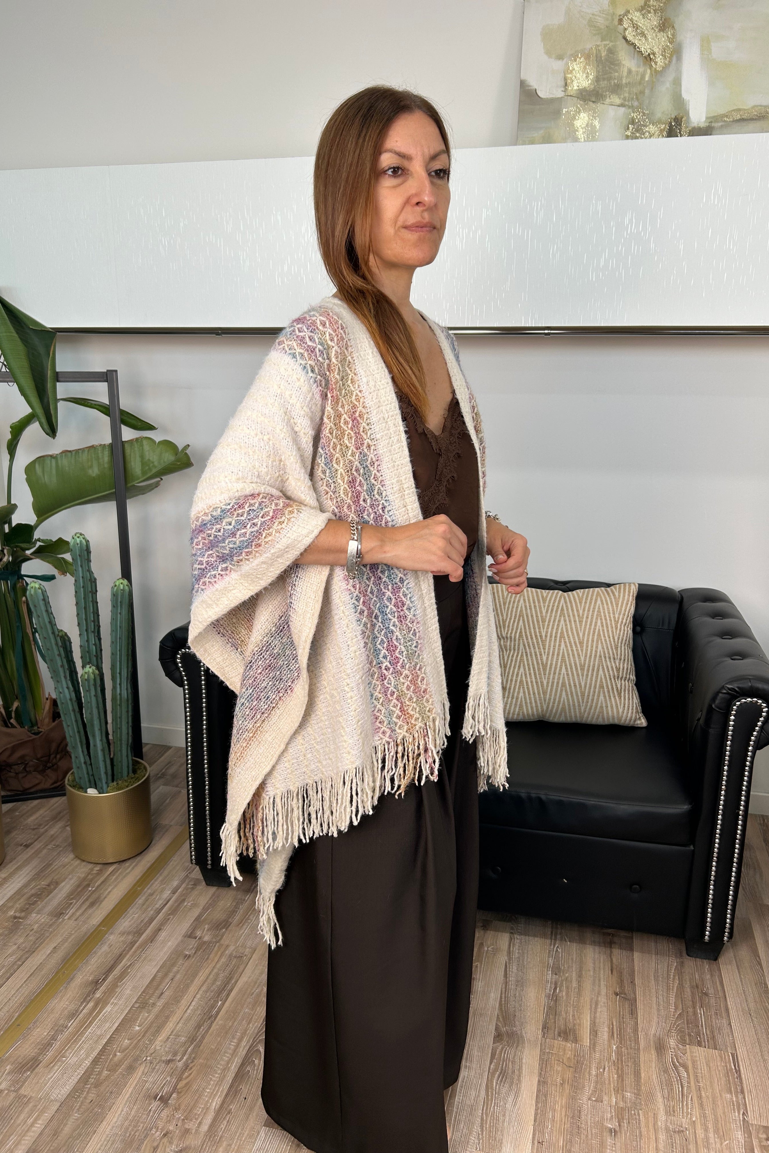 MANTELLA CON FRANGE E RIGHE PASTEL FONDO BEIGE