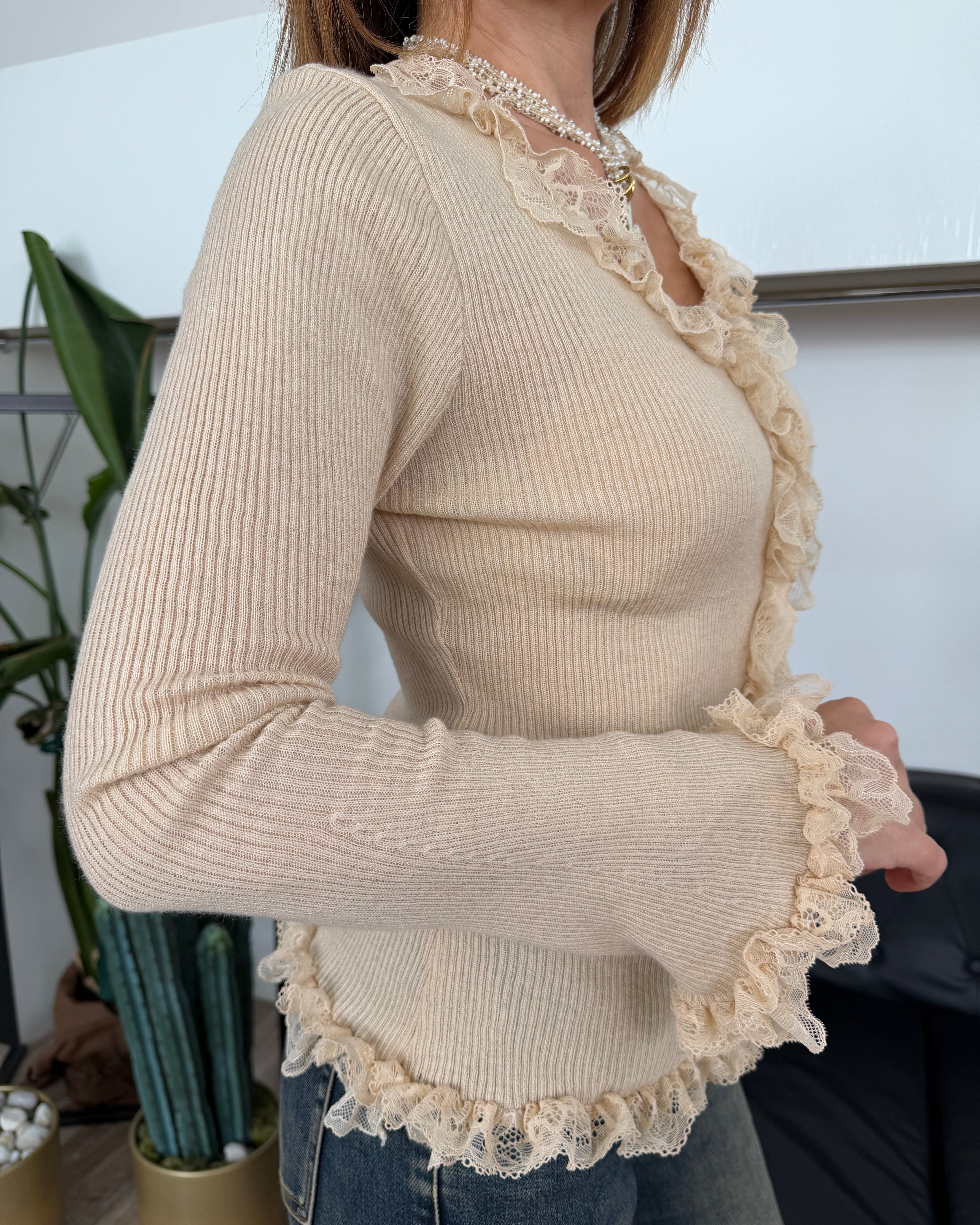 MAGLIONCINO  A COSTINE SCOLLO A V CON ROUCHE IN PIZZO COL. BEIGE