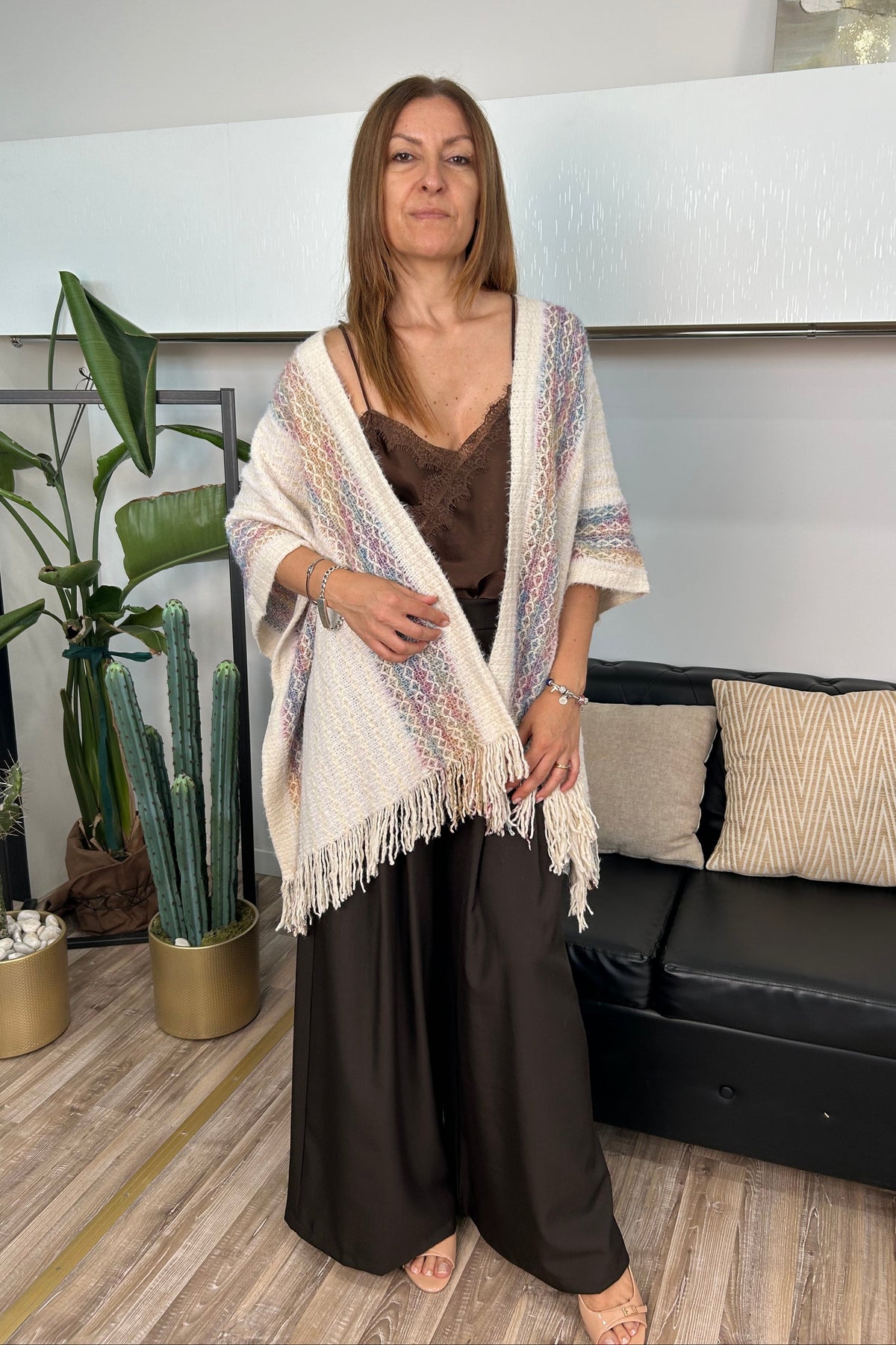 MANTELLA CON FRANGE E RIGHE PASTEL FONDO BEIGE