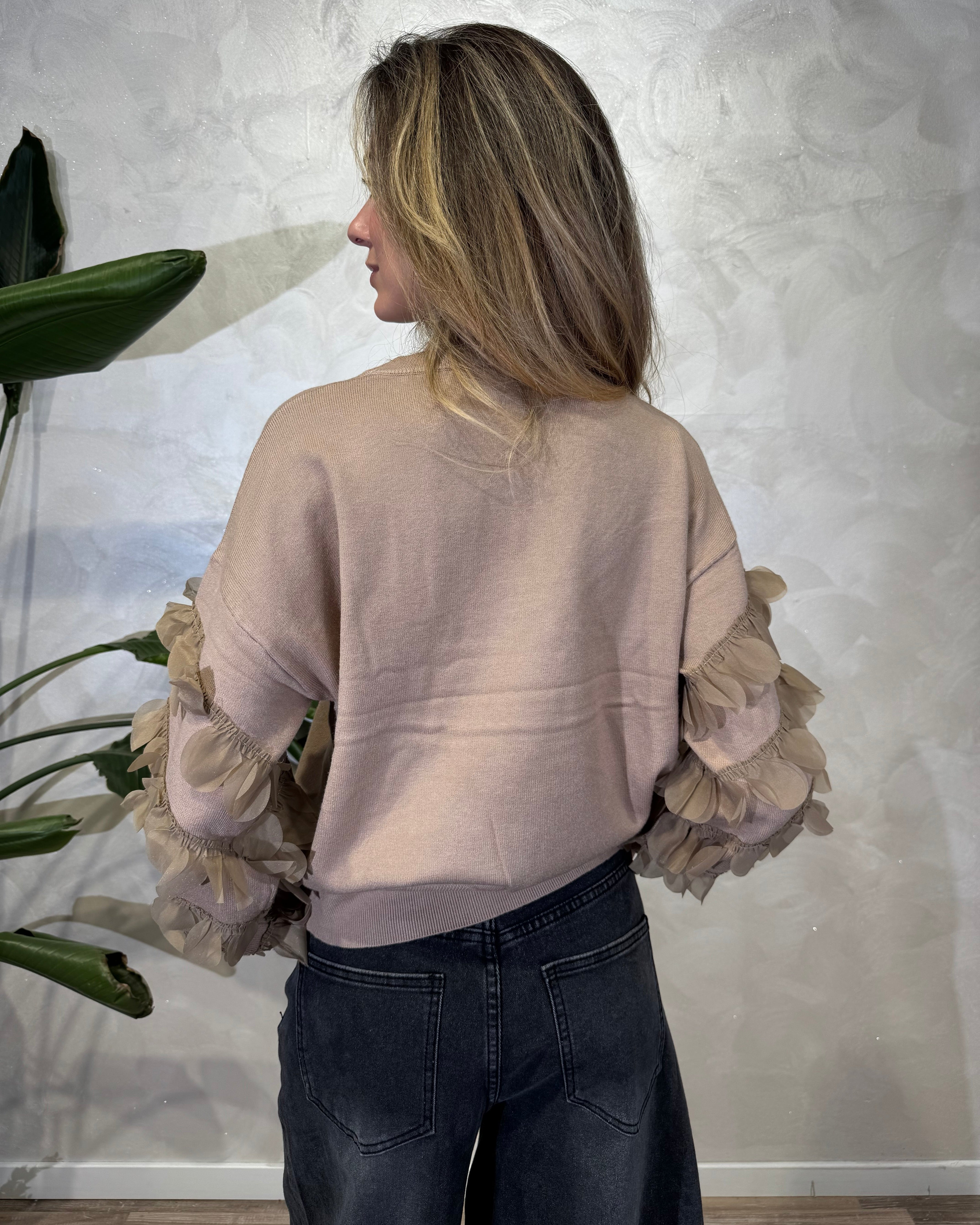 MAGLIA TRICOT CON PARTICOLARI APPLICAZIONI ALLE MANICHE COL. SABBIA