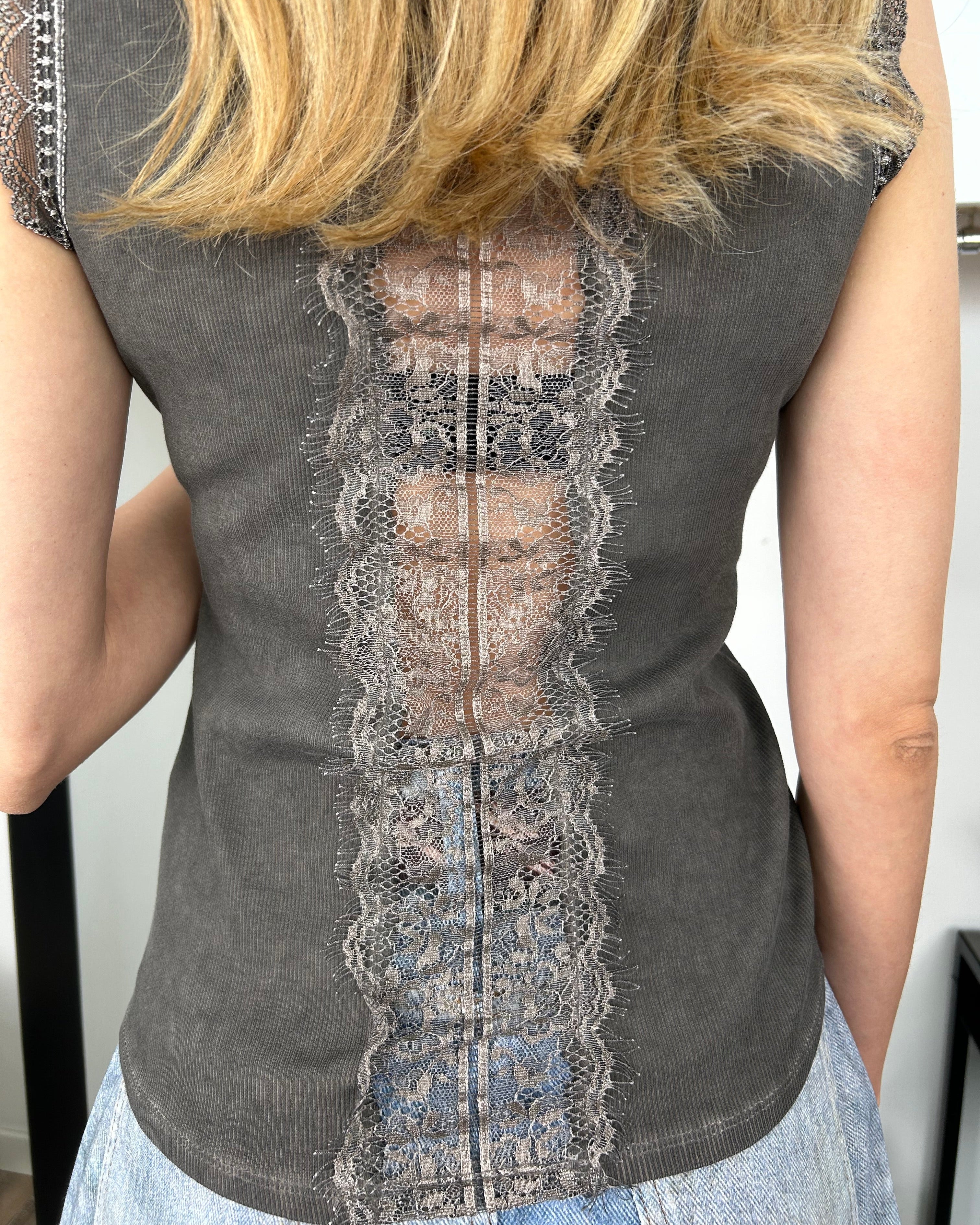 TOP IN COTONE A COSTINE CON INSERTI IN PIZZO TINTURA A FREDDO COL FANGO