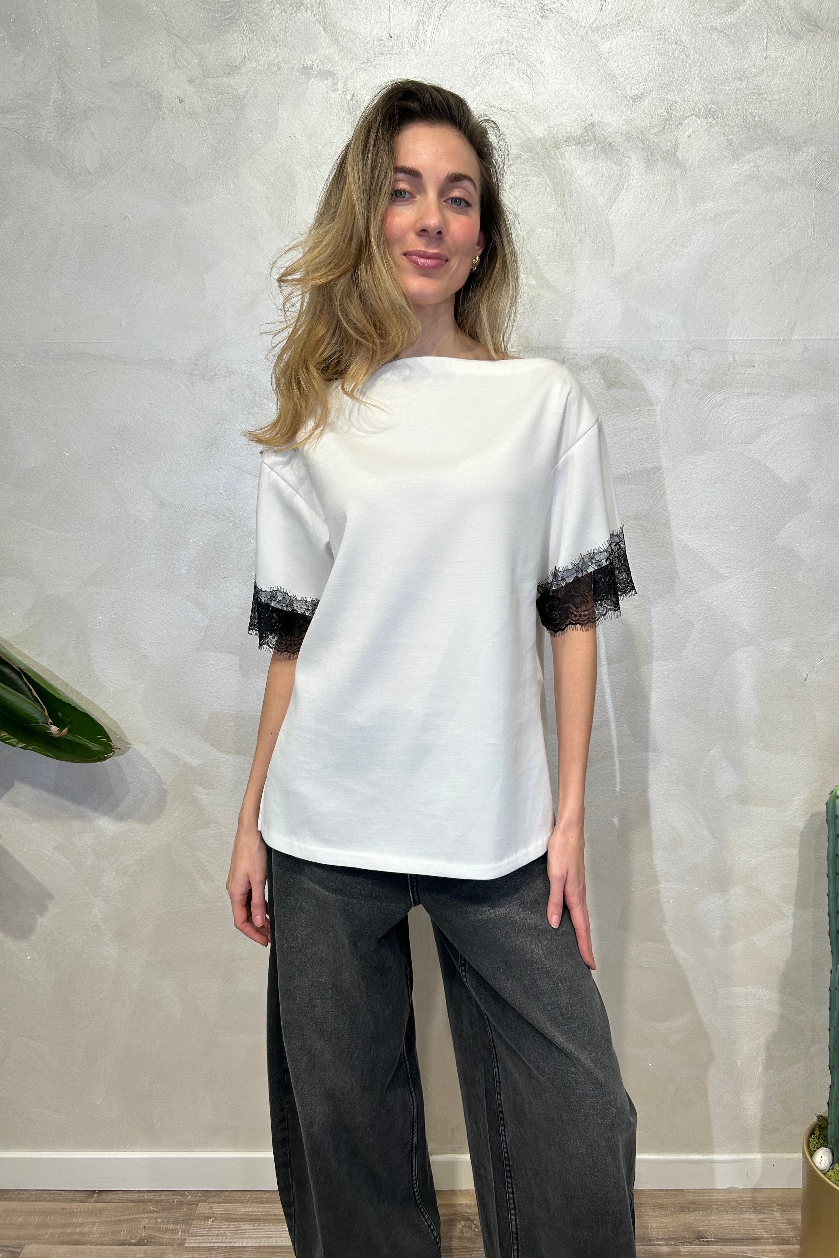 BLUSA CON MANICHE E PIZZO IN CONTRASTO COL. BIANCO