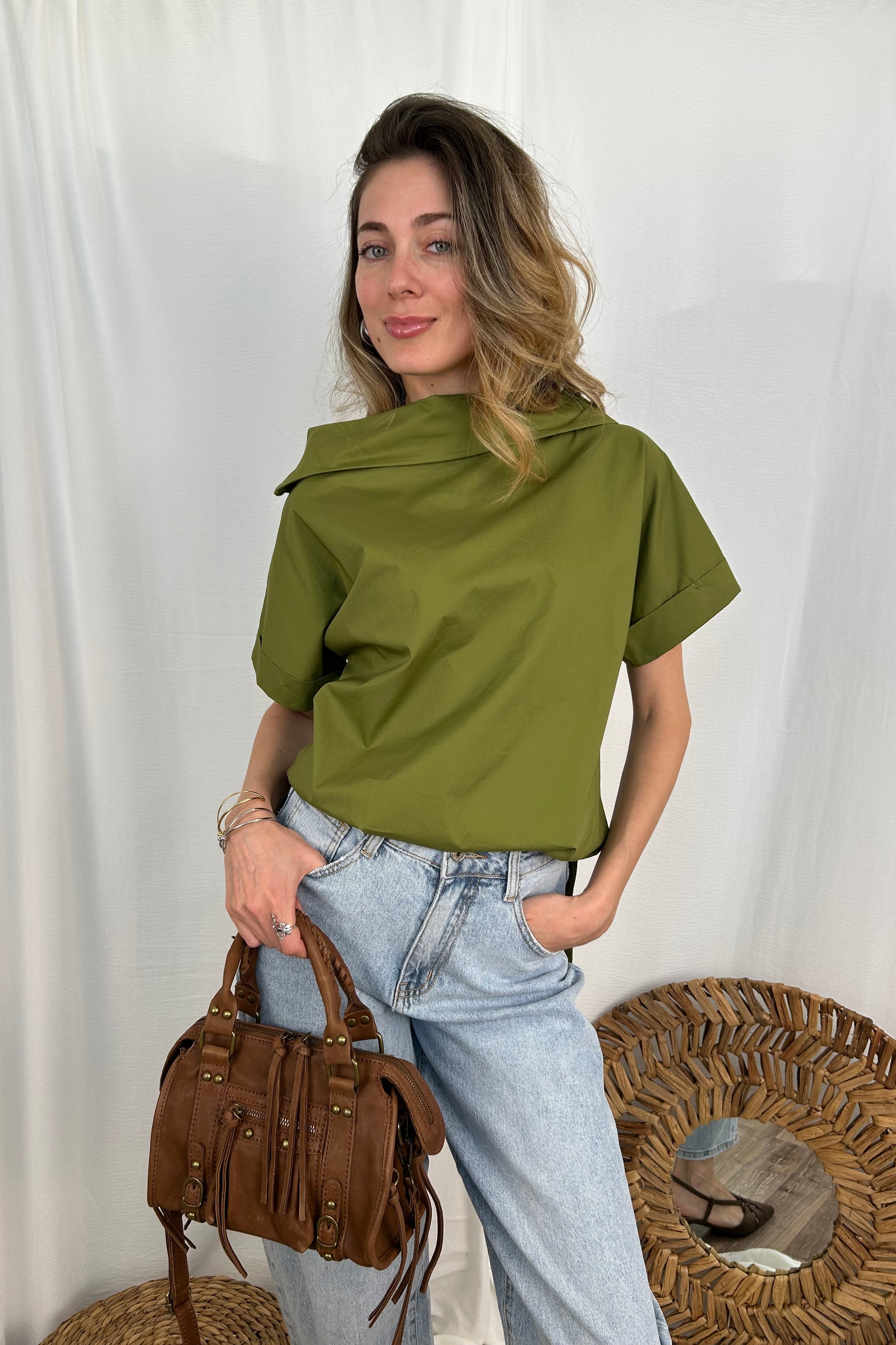 CAMICIA BLUSA COLLO A BARCA CON ABBOTTONATURA DIETRO COL. VERDE OLIVA
