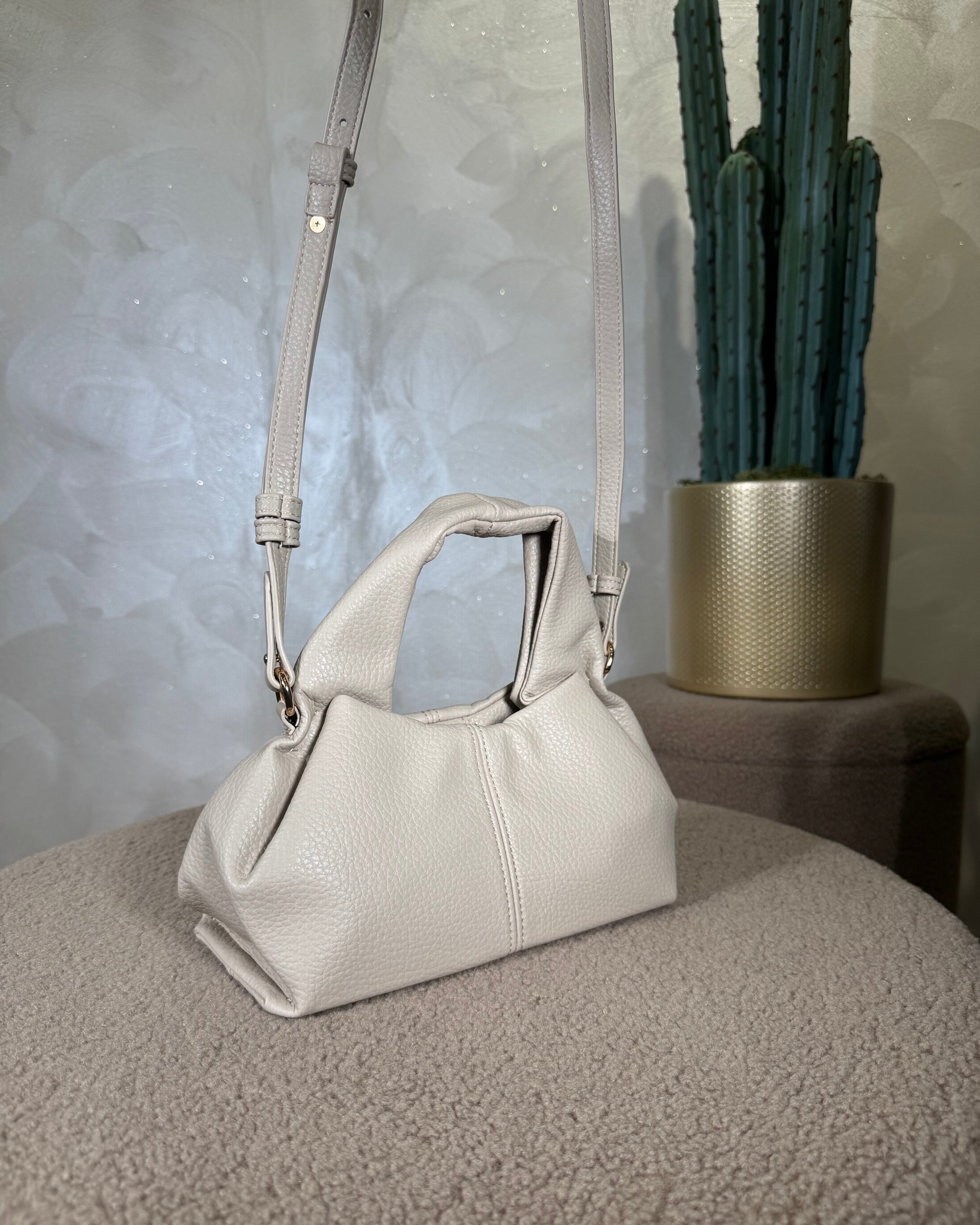 BORSA STRUTTURATA IN ECOPELLE CON DETTAGLI DORATI COL.CAMEL