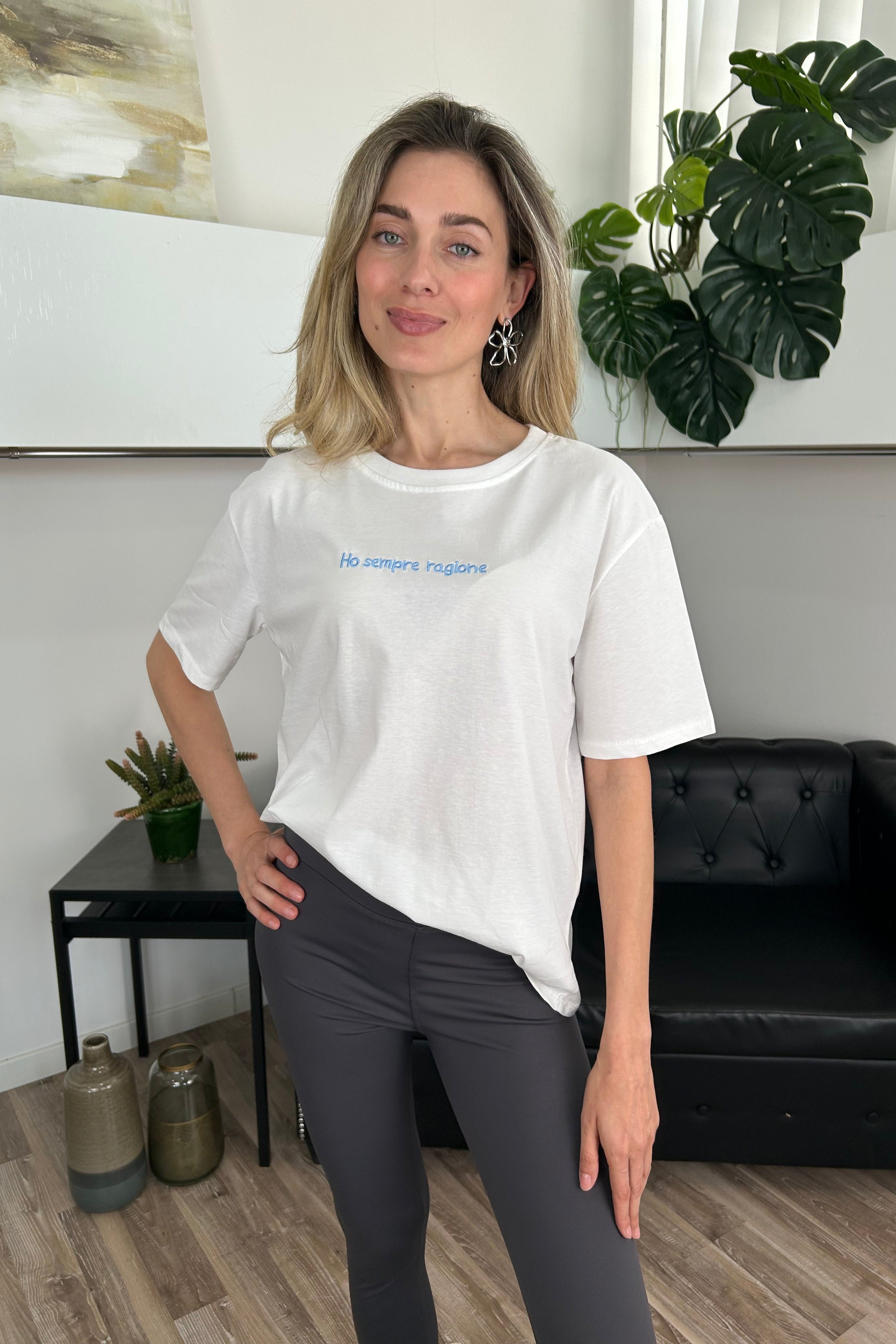T‑SHIRT COTONE 100% CON SCRITTA “HO SEMPRE RAGIONE" SCRITTA CELESTE
