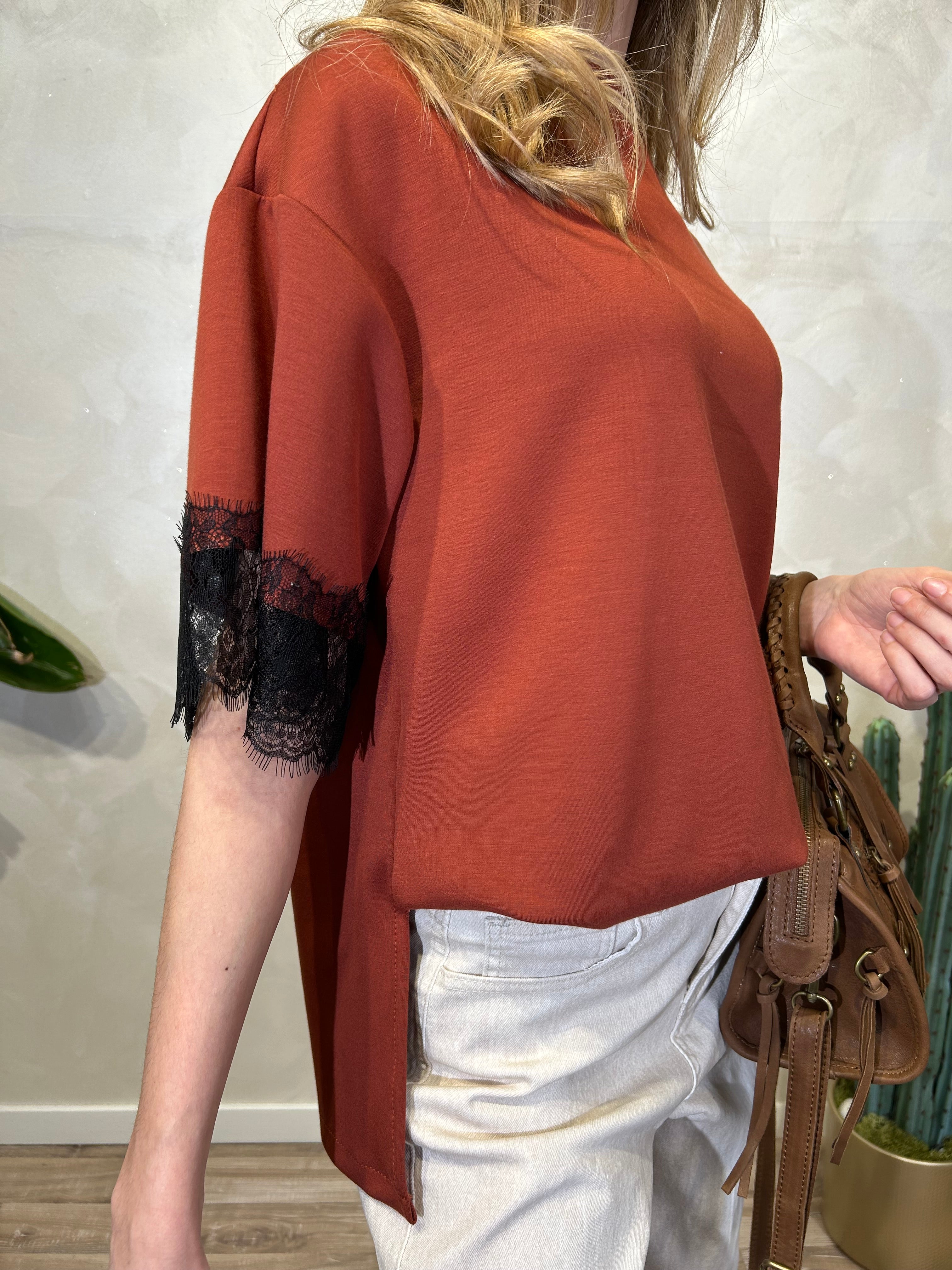 BLUSA CON MANICHE E PIZZO IN CONTRASTO COL. COCCIO