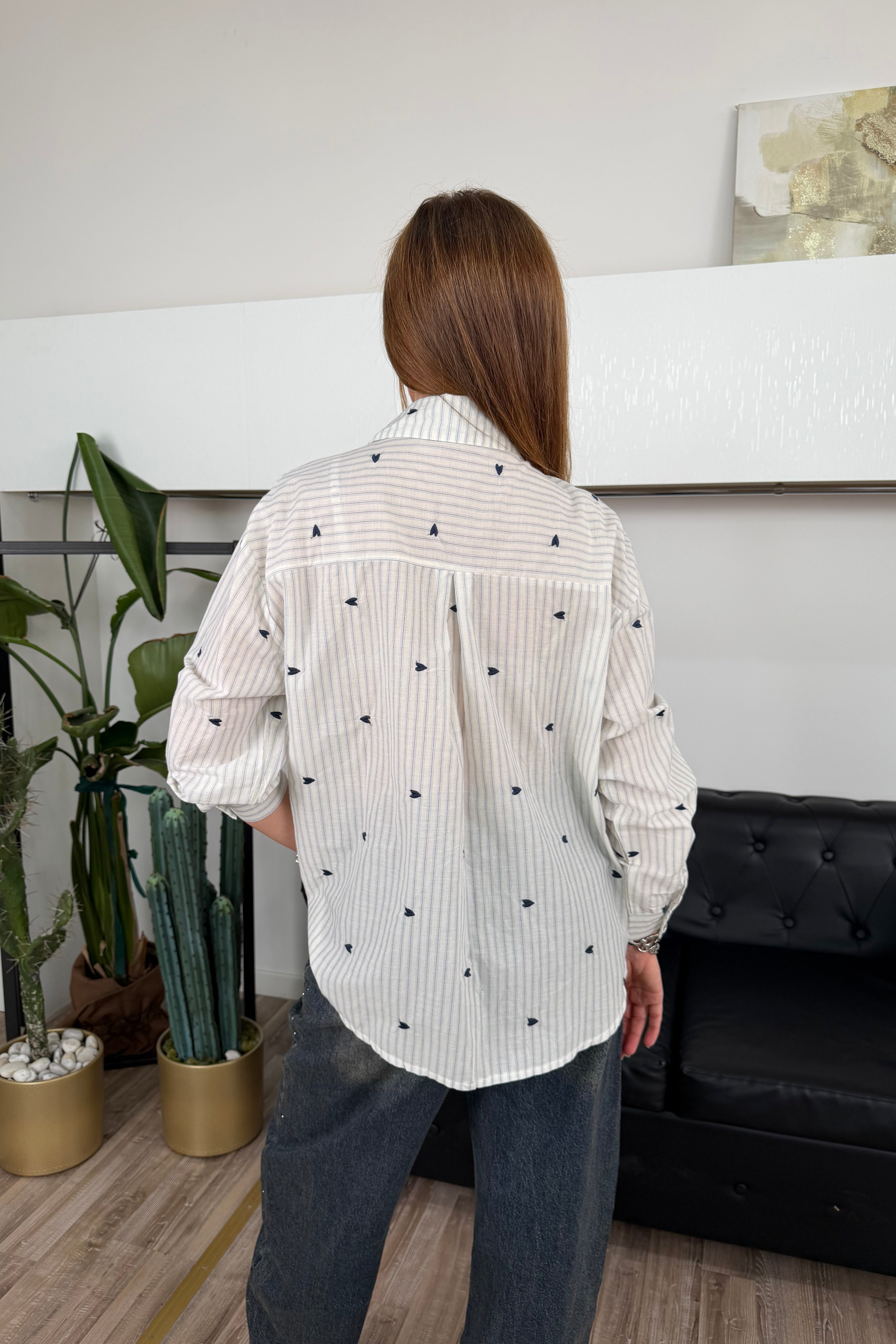CAMICIA RIGATA CON CUORICINI RICAMATI COL. PANNA