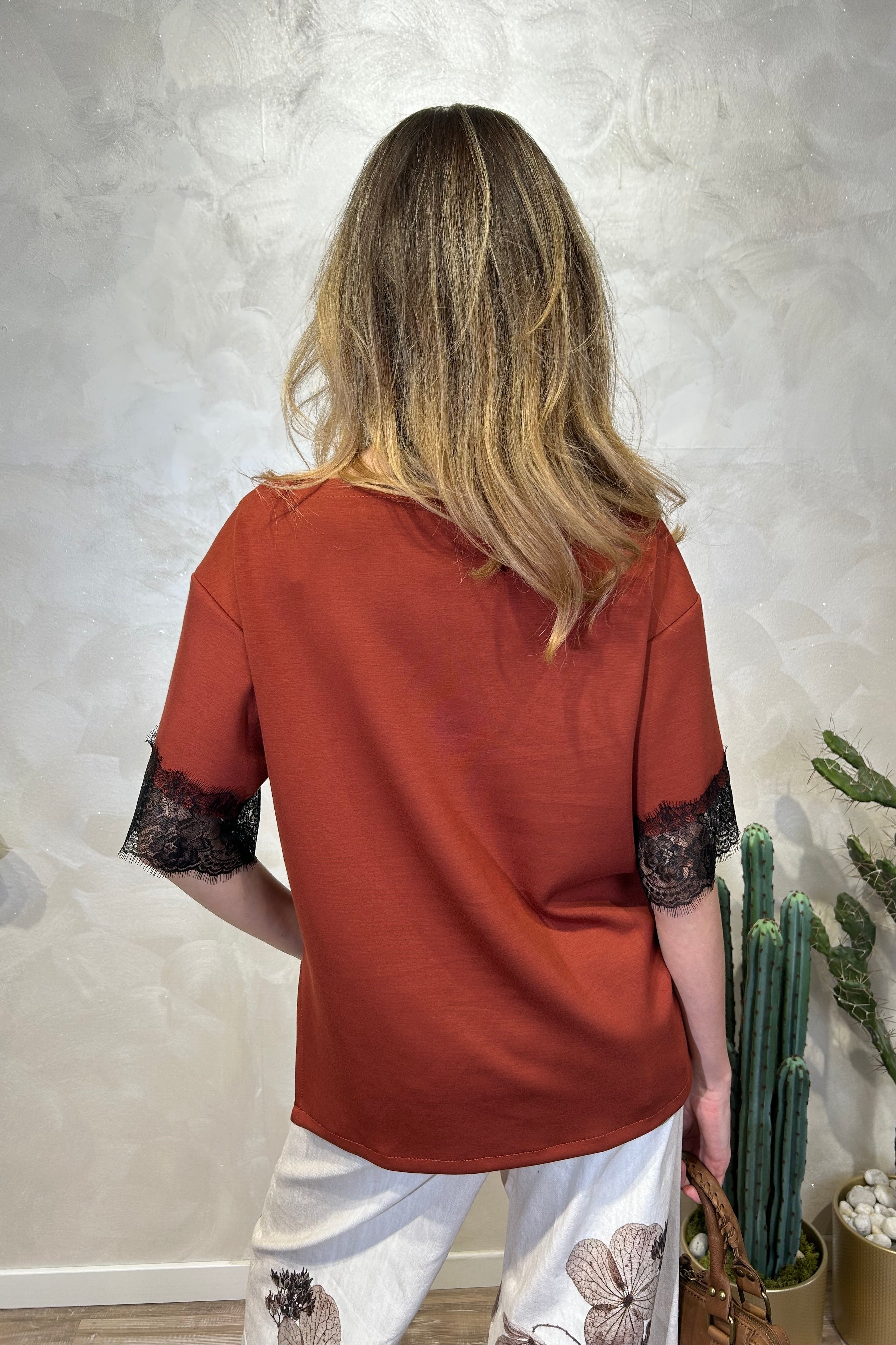 BLUSA CON MANICHE E PIZZO IN CONTRASTO COL. COCCIO