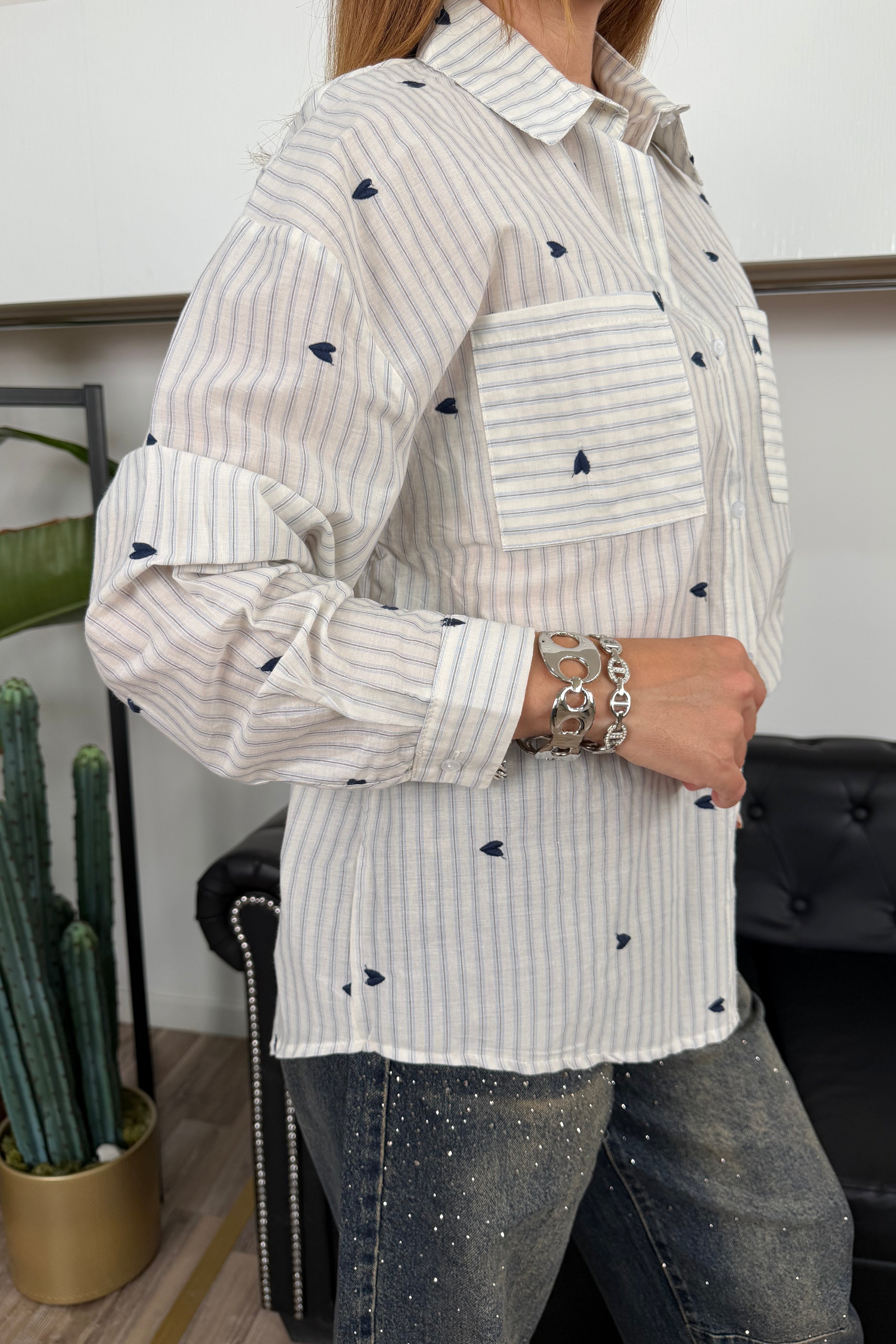 CAMICIA RIGATA CON CUORICINI RICAMATI COL. PANNA
