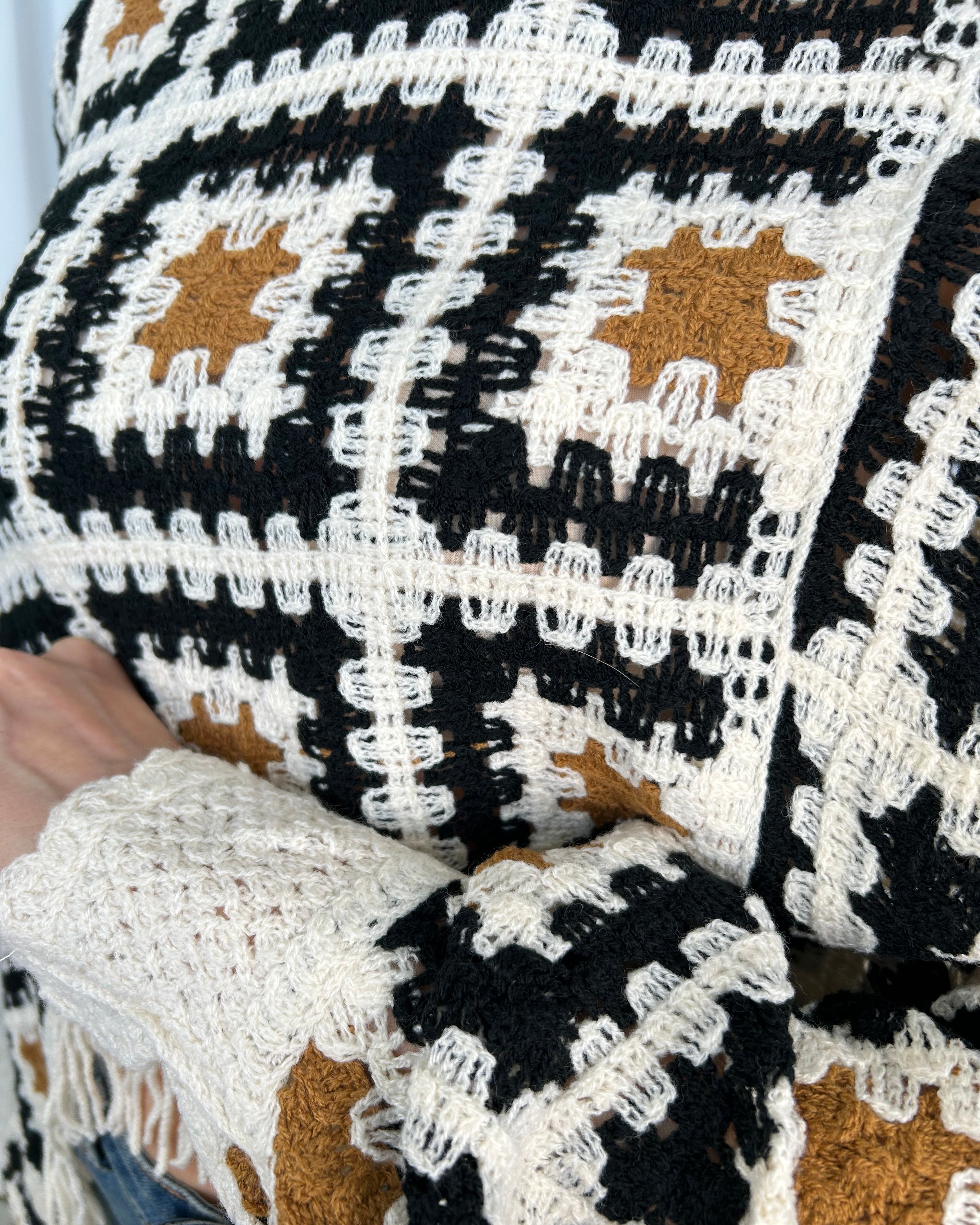 MAGLIA PONCHO TRAFORATA CON DETTAGLI GEOMETRICI COL. NERO