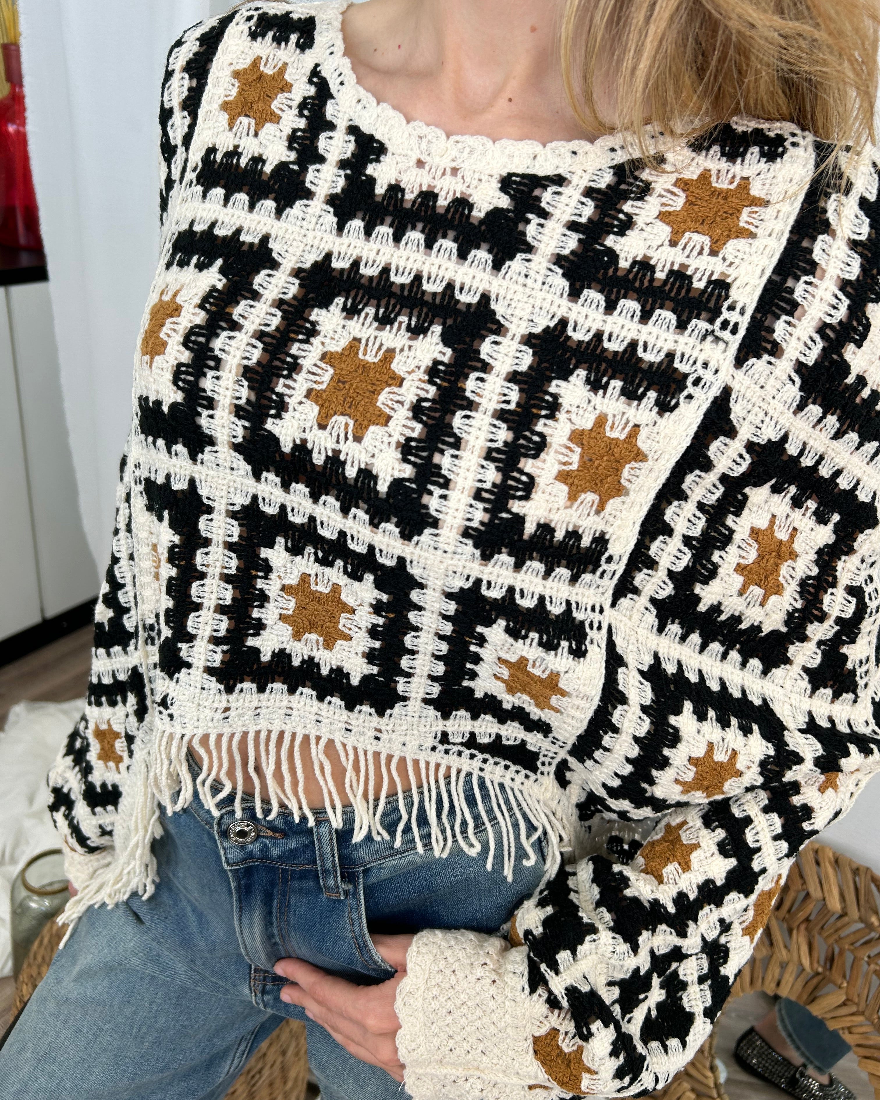 MAGLIA PONCHO TRAFORATA CON DETTAGLI GEOMETRICI COL. NERO