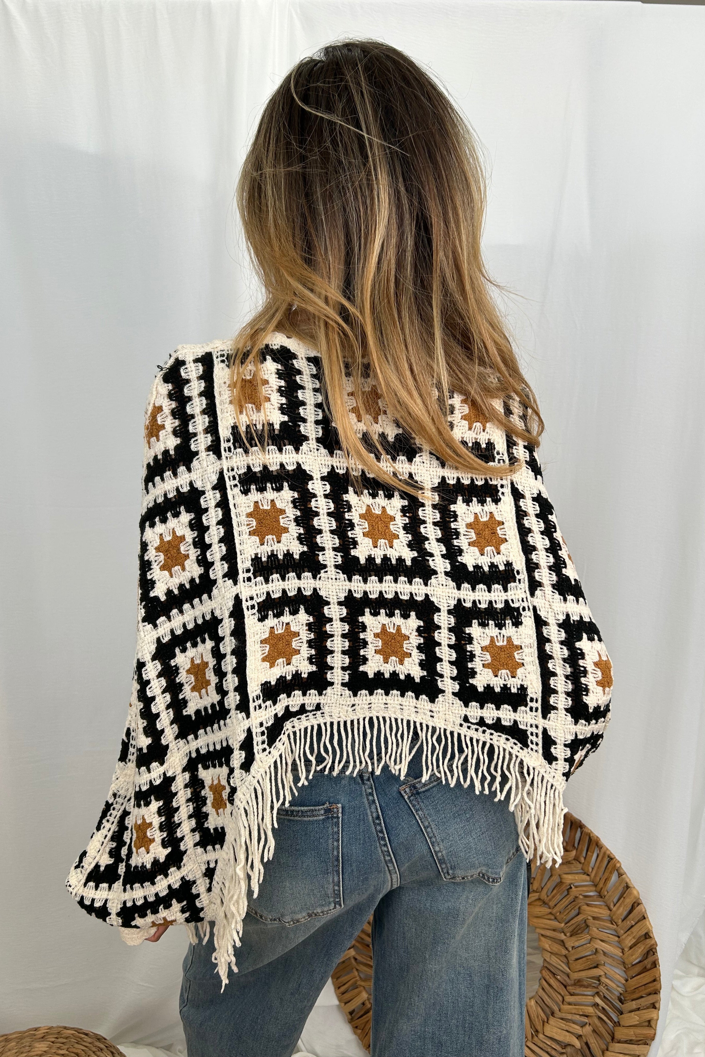 MAGLIA PONCHO TRAFORATA CON DETTAGLI GEOMETRICI COL. NERO