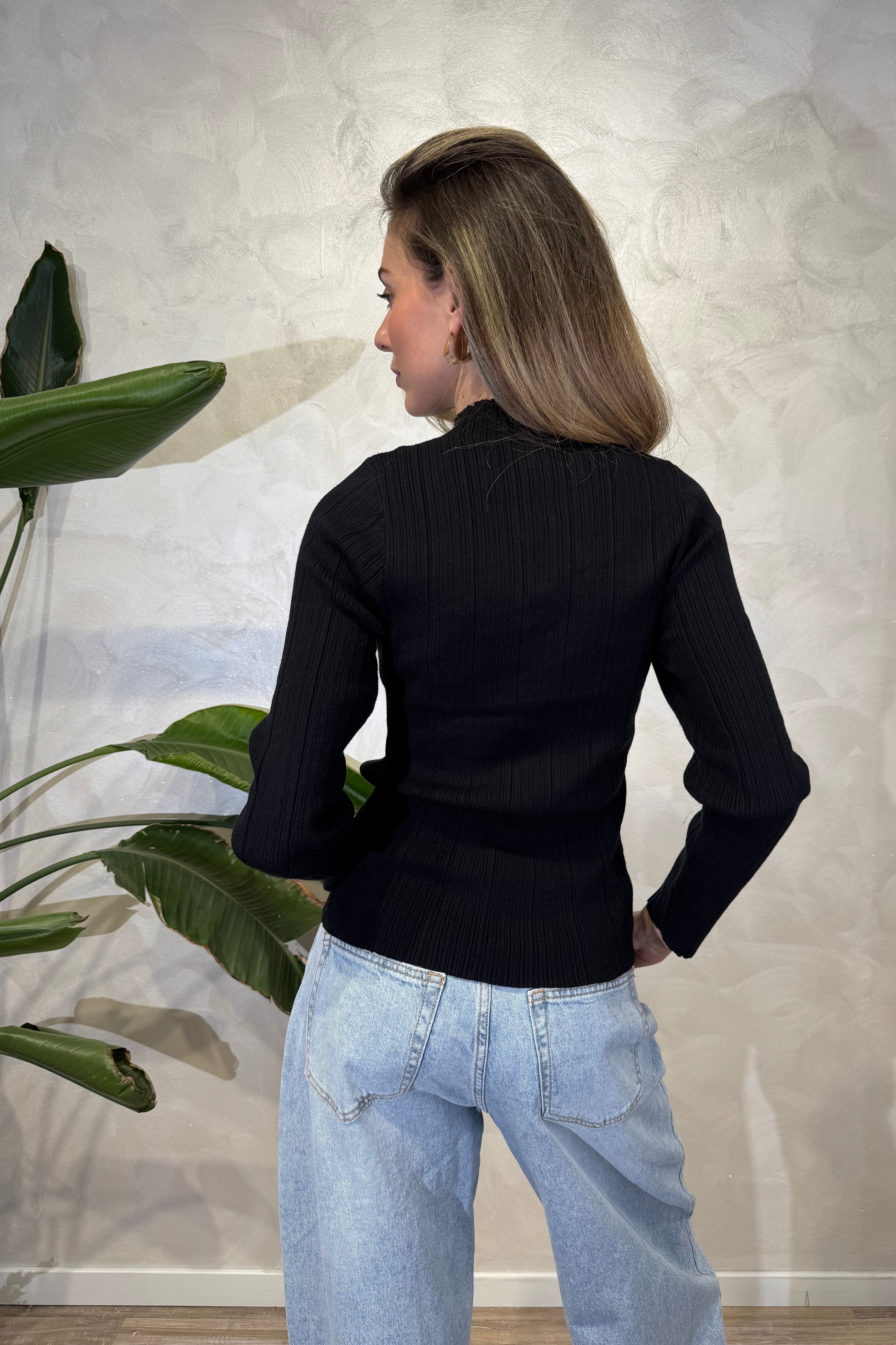 MAGLIA COSTINA CON DETTAGLI FLOWER COL. NERO