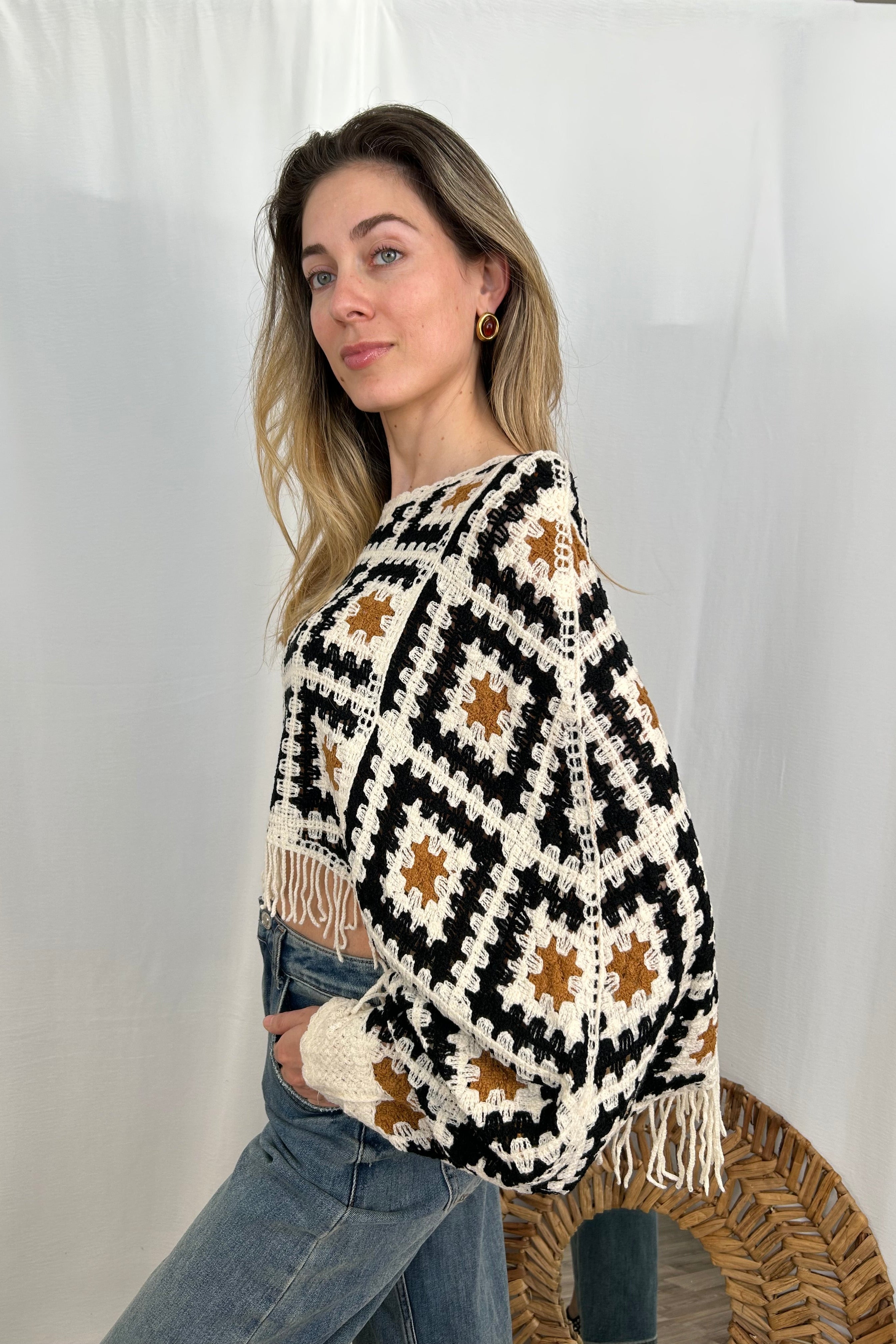 MAGLIA PONCHO TRAFORATA CON DETTAGLI GEOMETRICI COL. NERO