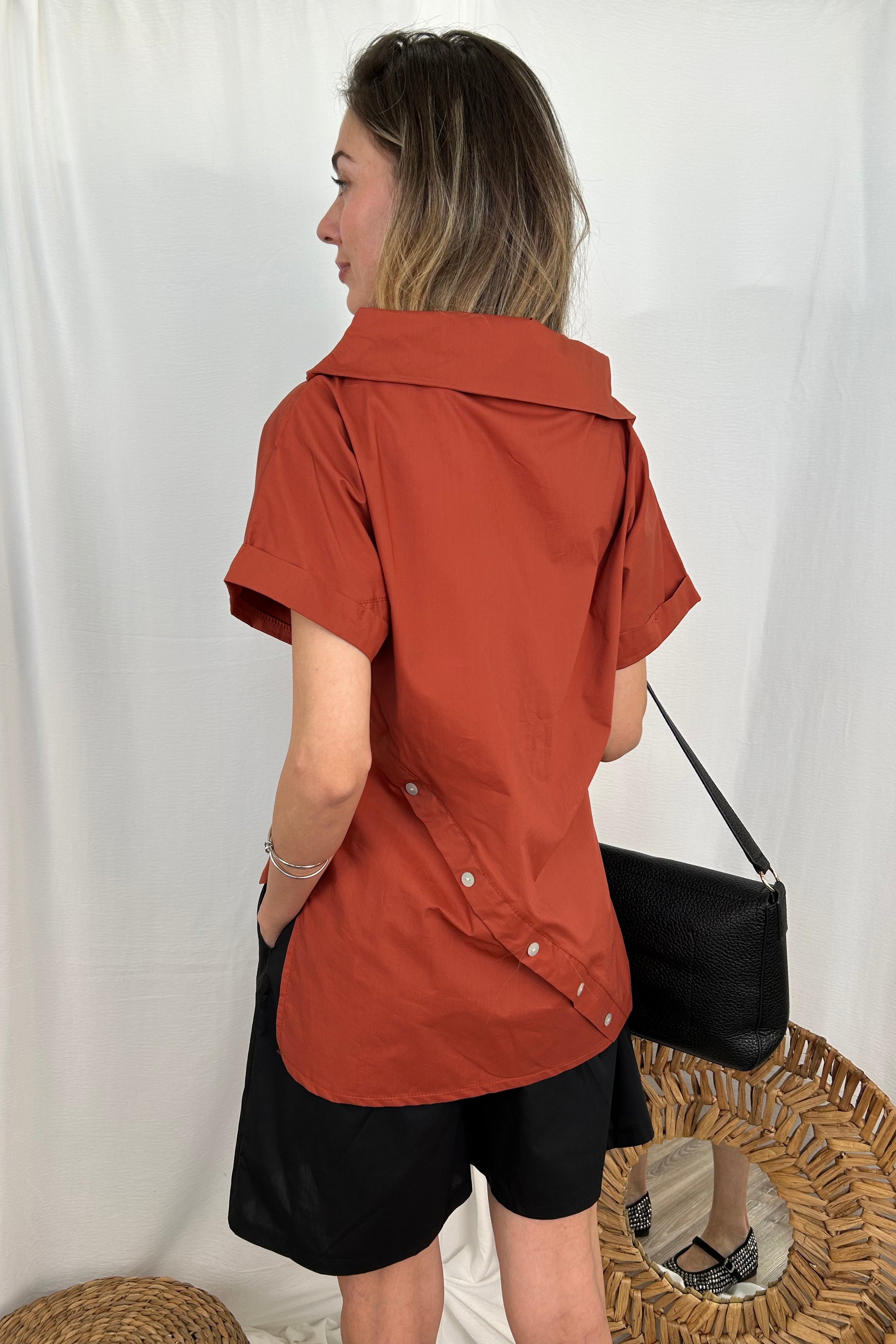 CAMICIA BLUSA COLLO A BARCA CON ABBOTTONATURA DIETRO COL. COCCIO