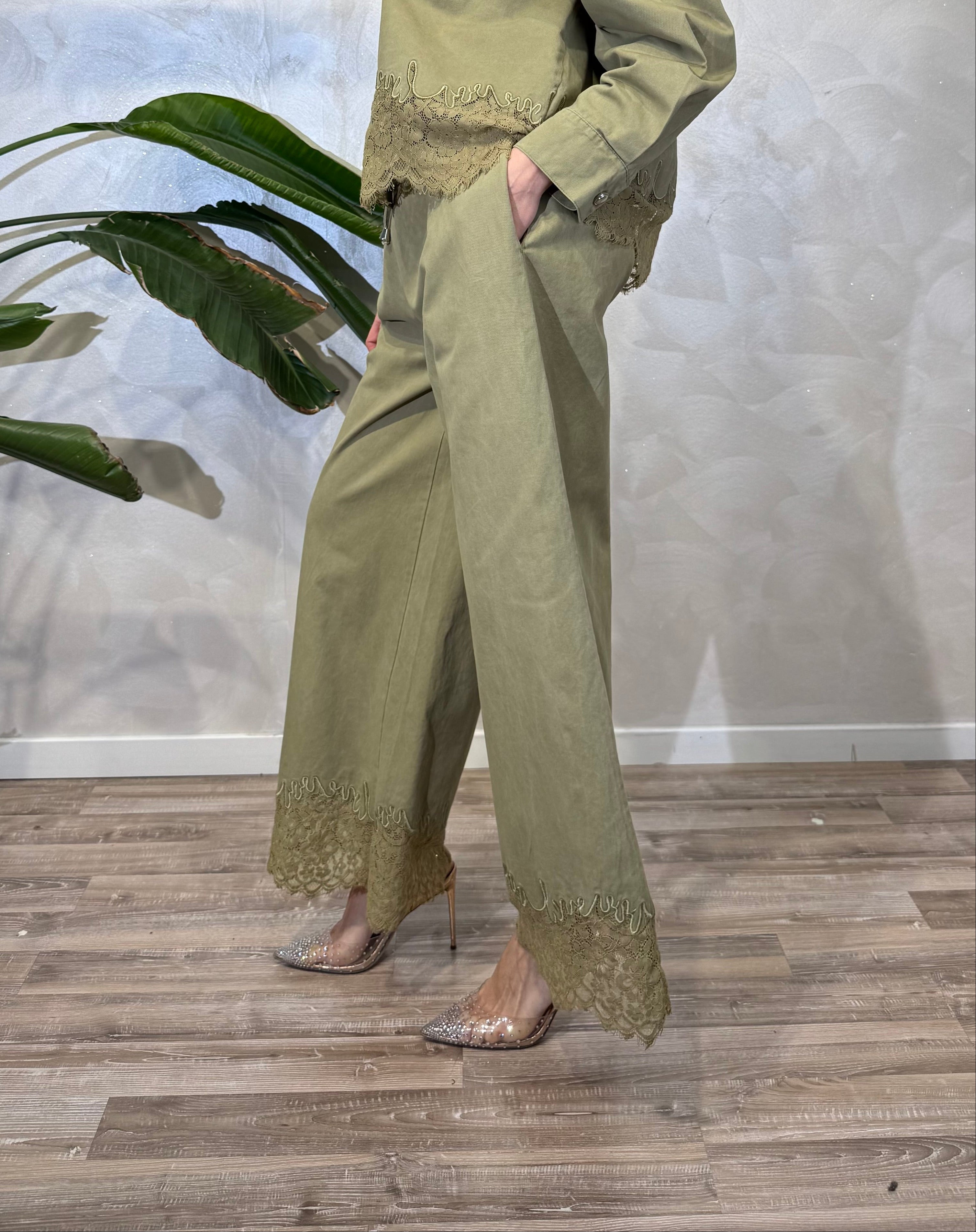 PANTALONE CON DETTAGLIO IN PIZZO COL. VERDE OLIVA