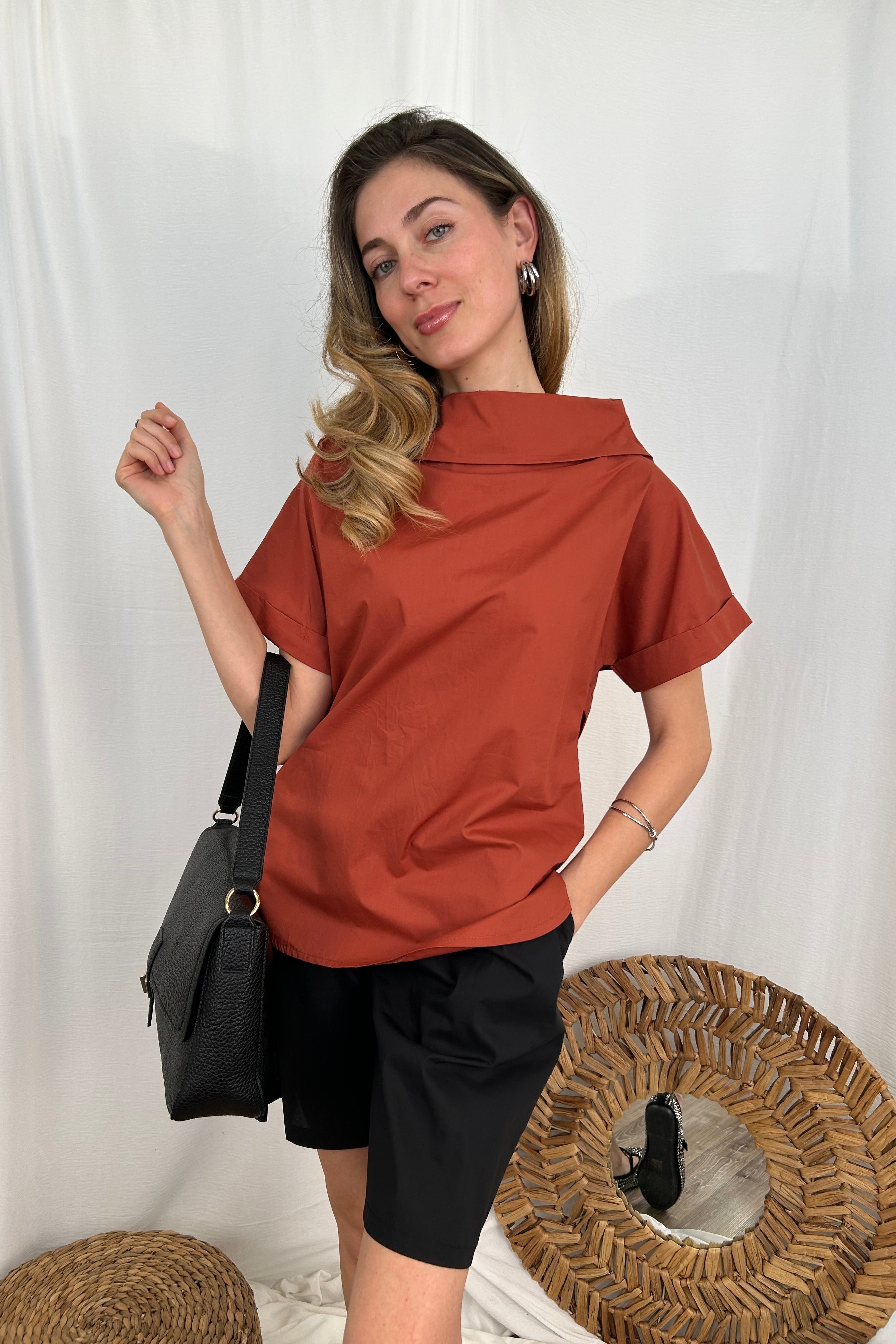 CAMICIA BLUSA COLLO A BARCA CON ABBOTTONATURA DIETRO COL. COCCIO