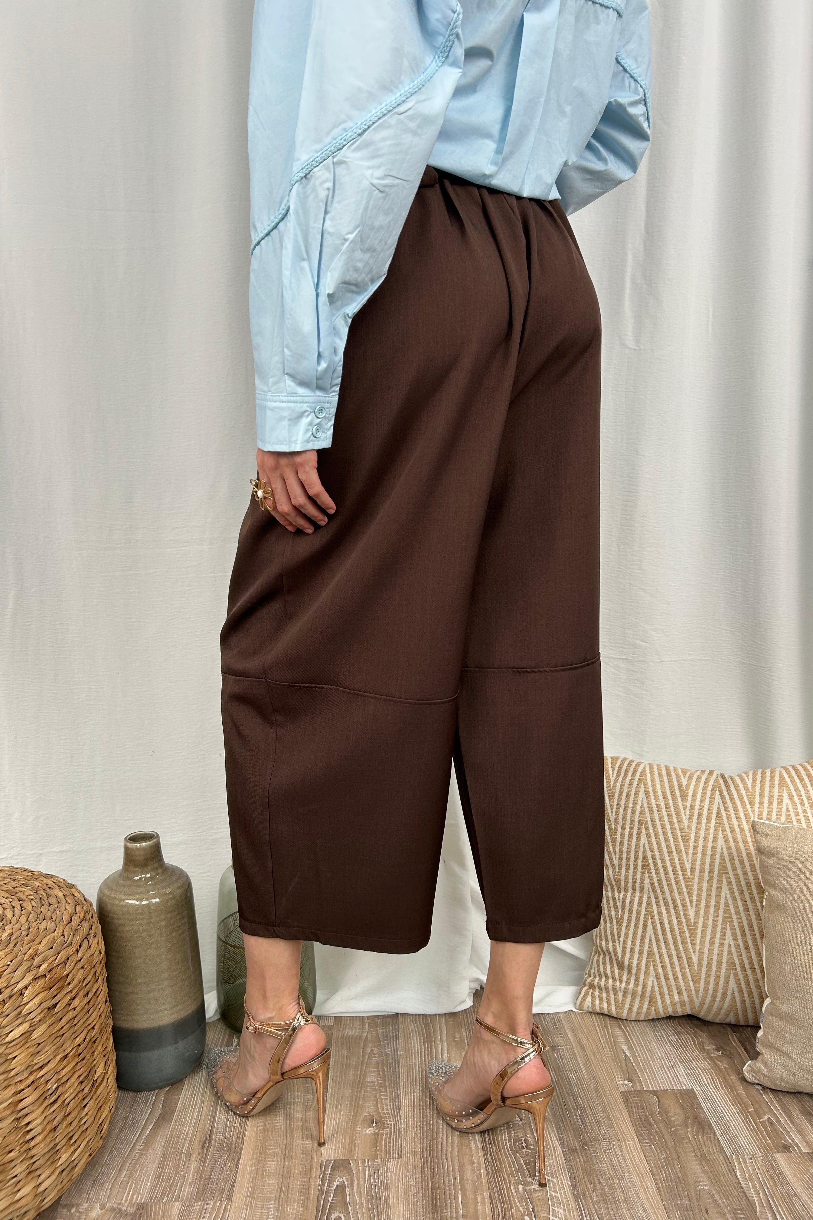 PANTALONE OVETTO TRE QUARTI CON DETTAGLIO CUCITURA COL. MORO