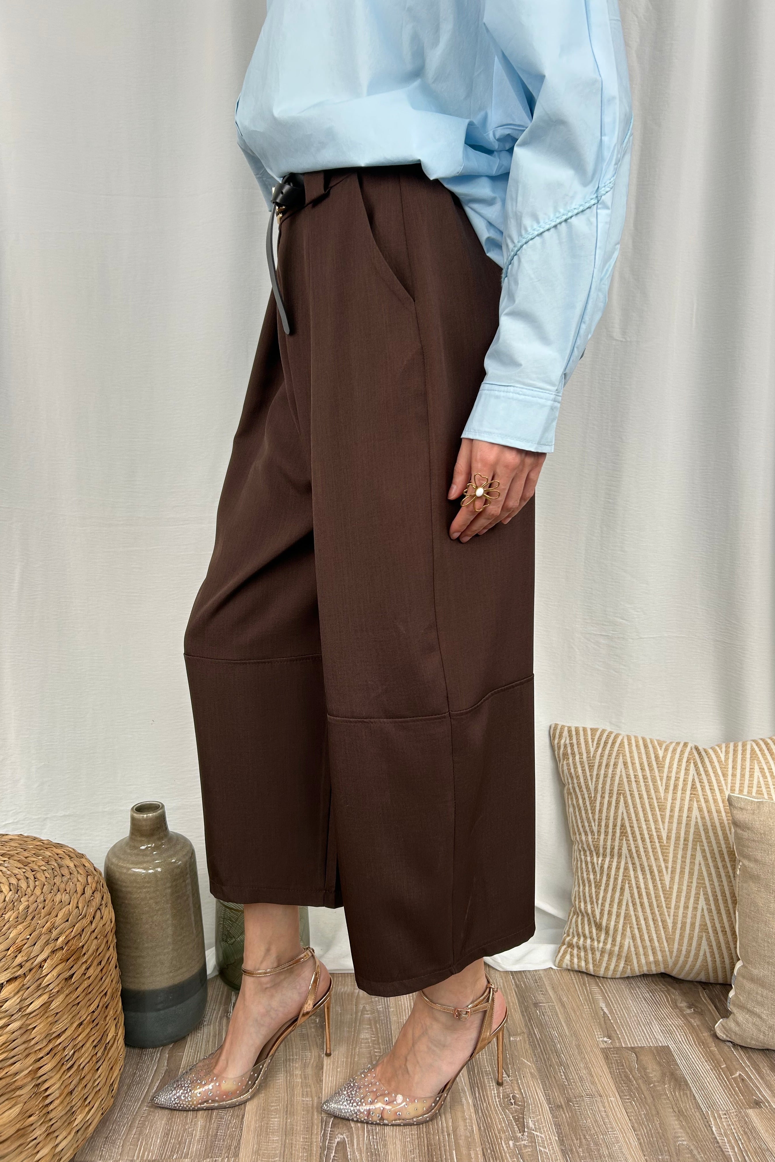 PANTALONE OVETTO TRE QUARTI CON DETTAGLIO CUCITURA COL. MORO