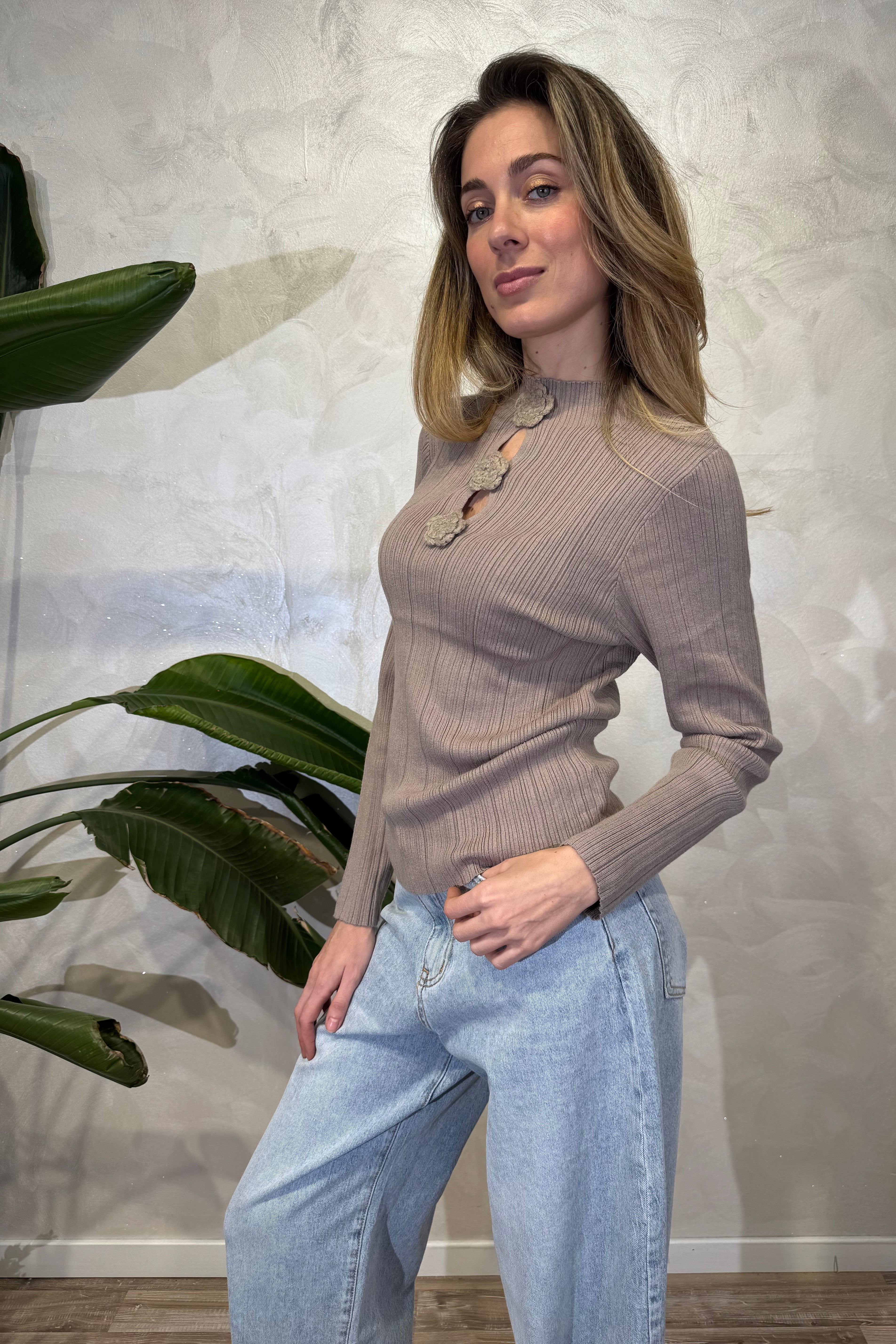 MAGLIA COSTINA CON DETTAGLI FLOWER COL. SABBIA