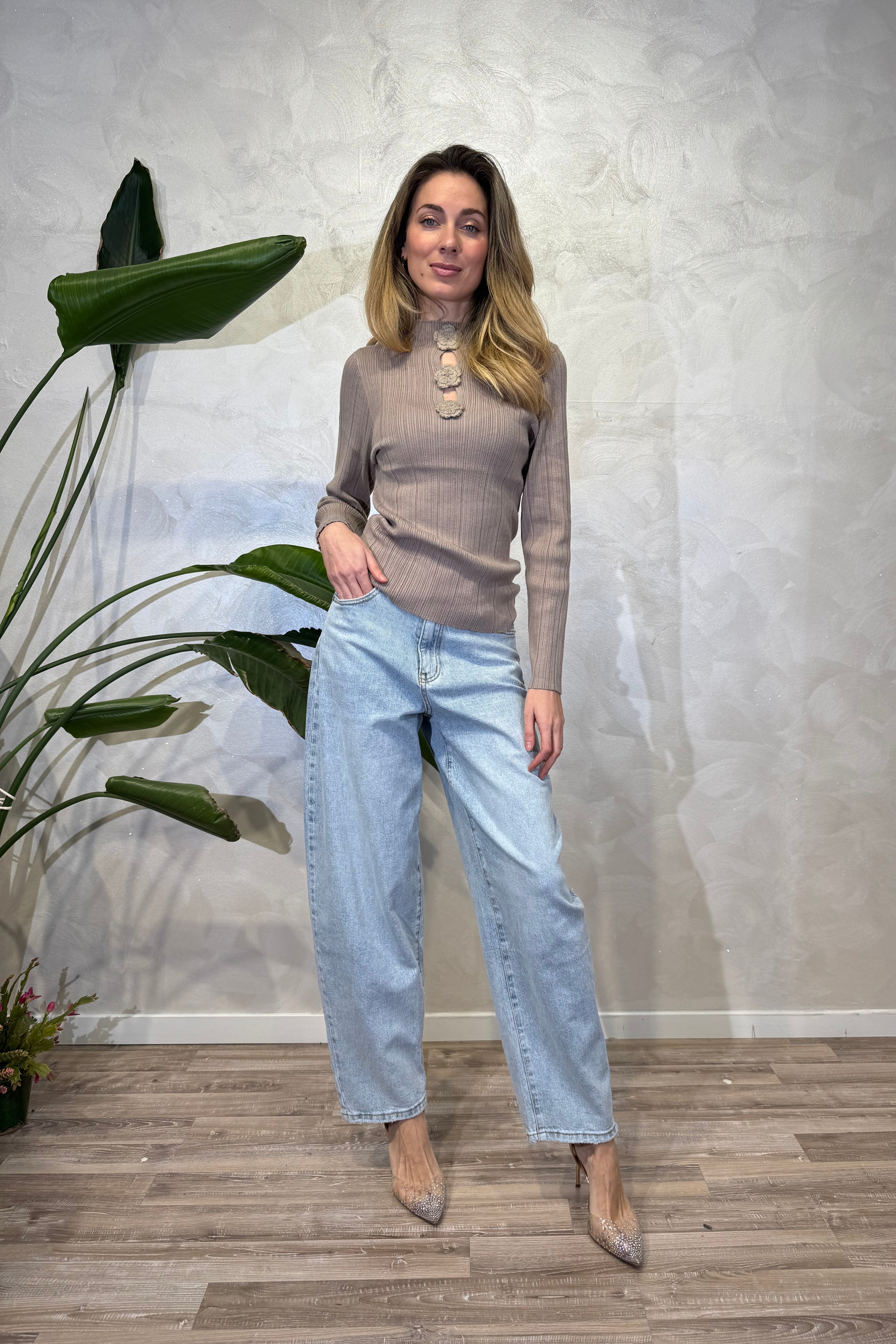 MAGLIA COSTINA CON DETTAGLI FLOWER COL. SABBIA