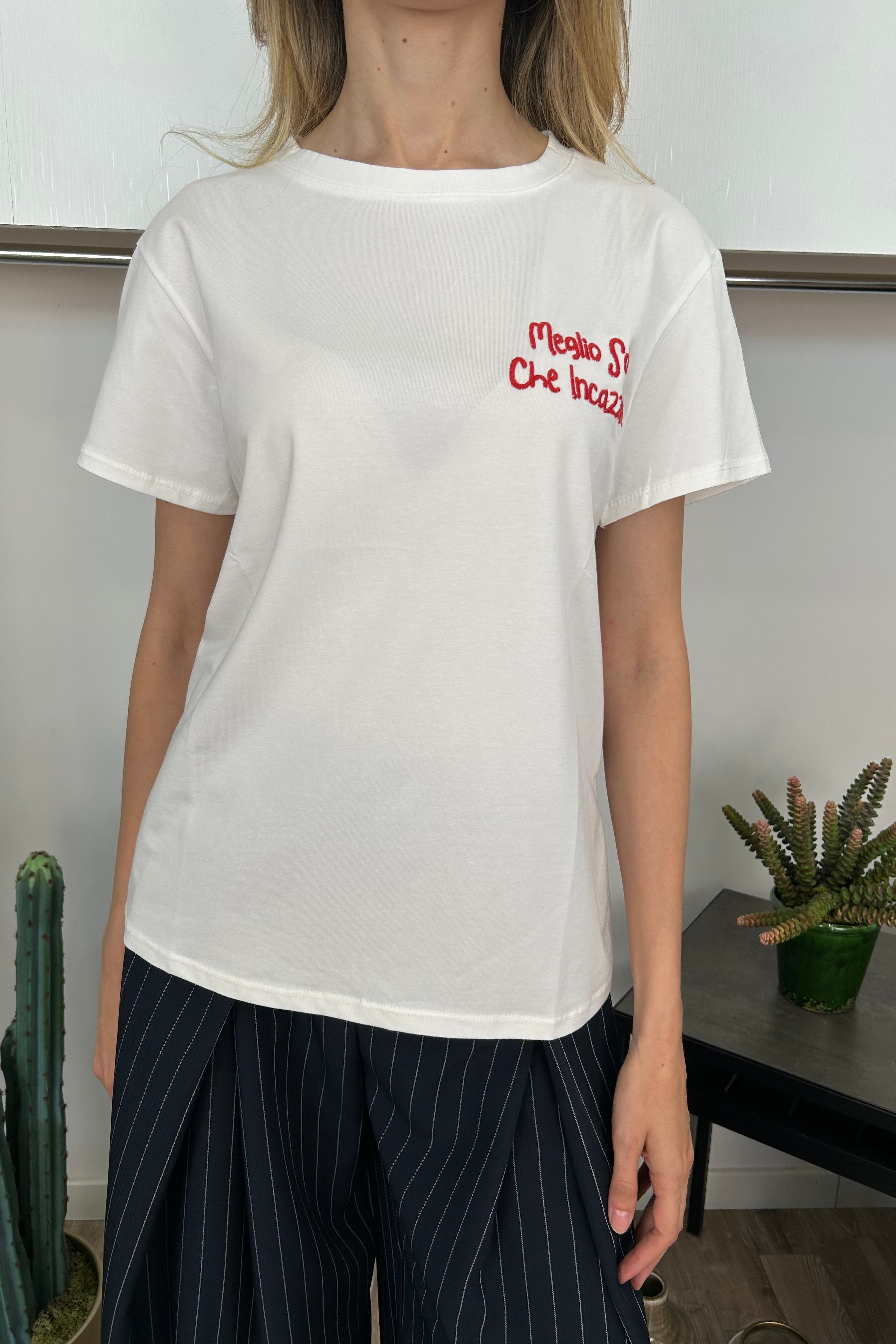 T-SHIRT BIANCA CON SCRITTA ROSSA “MEGLIO SOLI CHE INCAZZATI”
