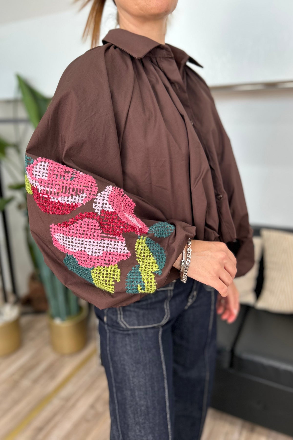 CAMICIA MANICA RAGLAN CON FONDO EFFETTO BALLOON CON RICAMI FLOREALI COL. MOKA