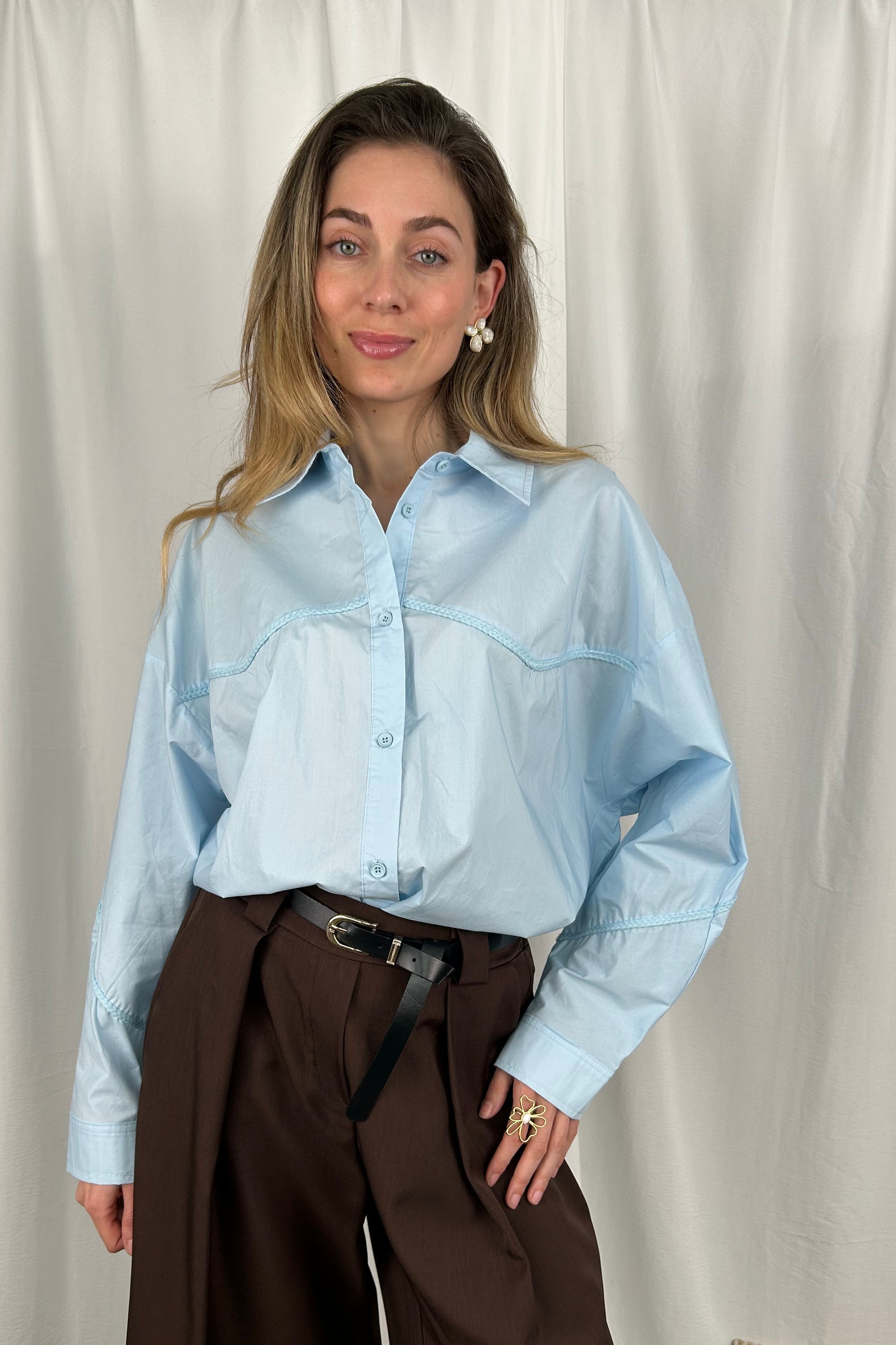 CAMICIA CON DETTAGLI IN PASSAMANERIA INTRECCIATA SUL DAVANTI E SU MANICHE COL. CELESTE