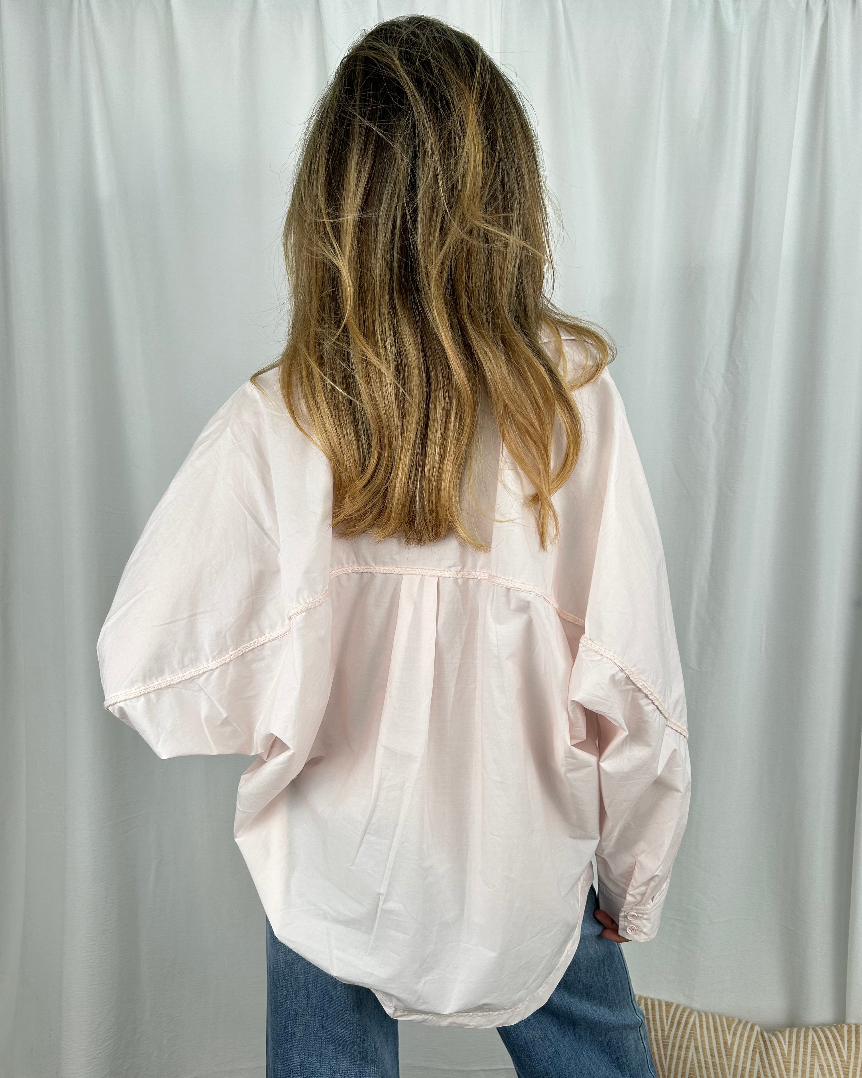 CAMICIA CON DETTAGLI IN PASSAMANERIA INTRECCIATA SUL DAVANTI E SU MANICHE COL.ROSA