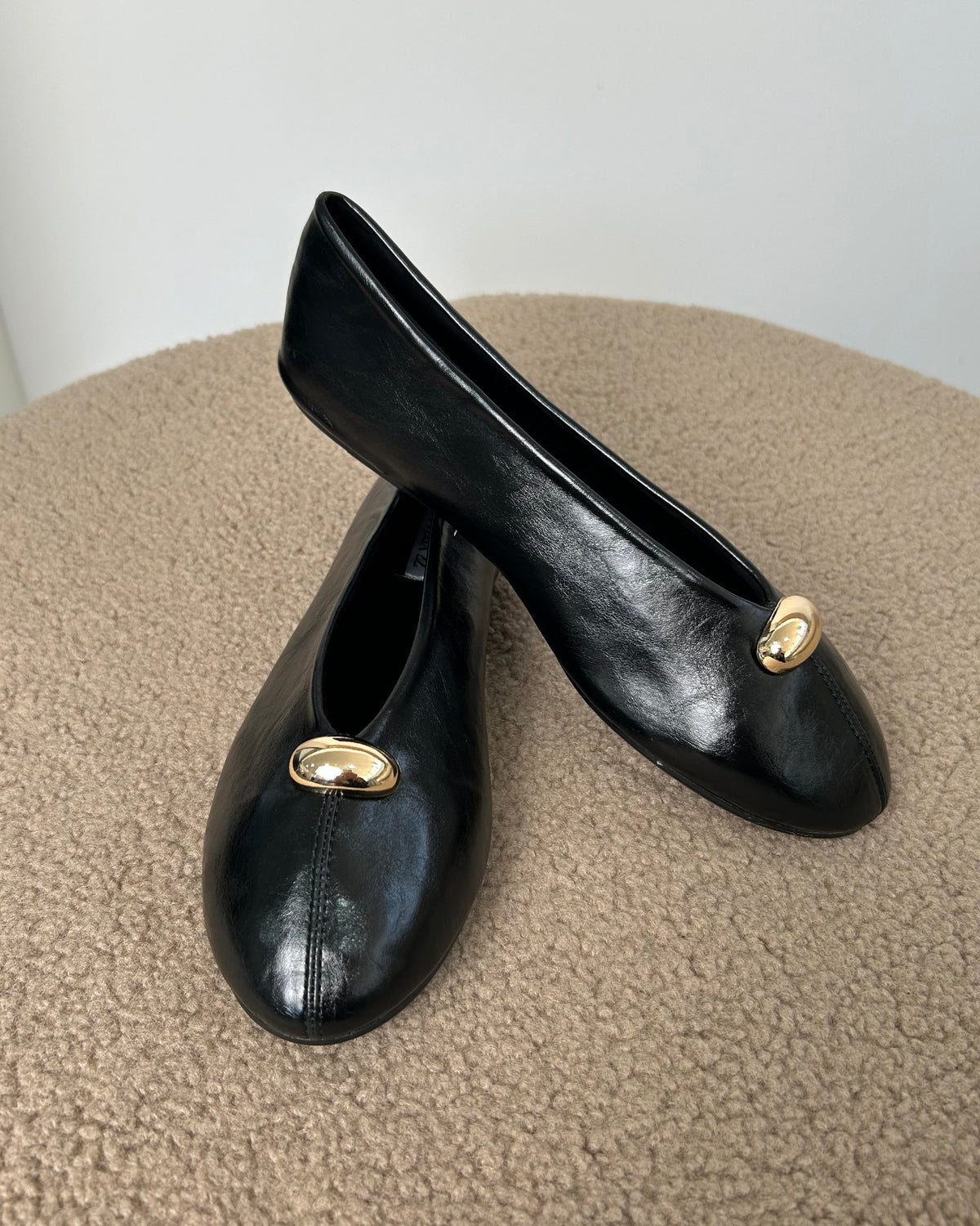 BALLERINA IN ECOPELLE CON DETTAGLIO ORO COL NERO