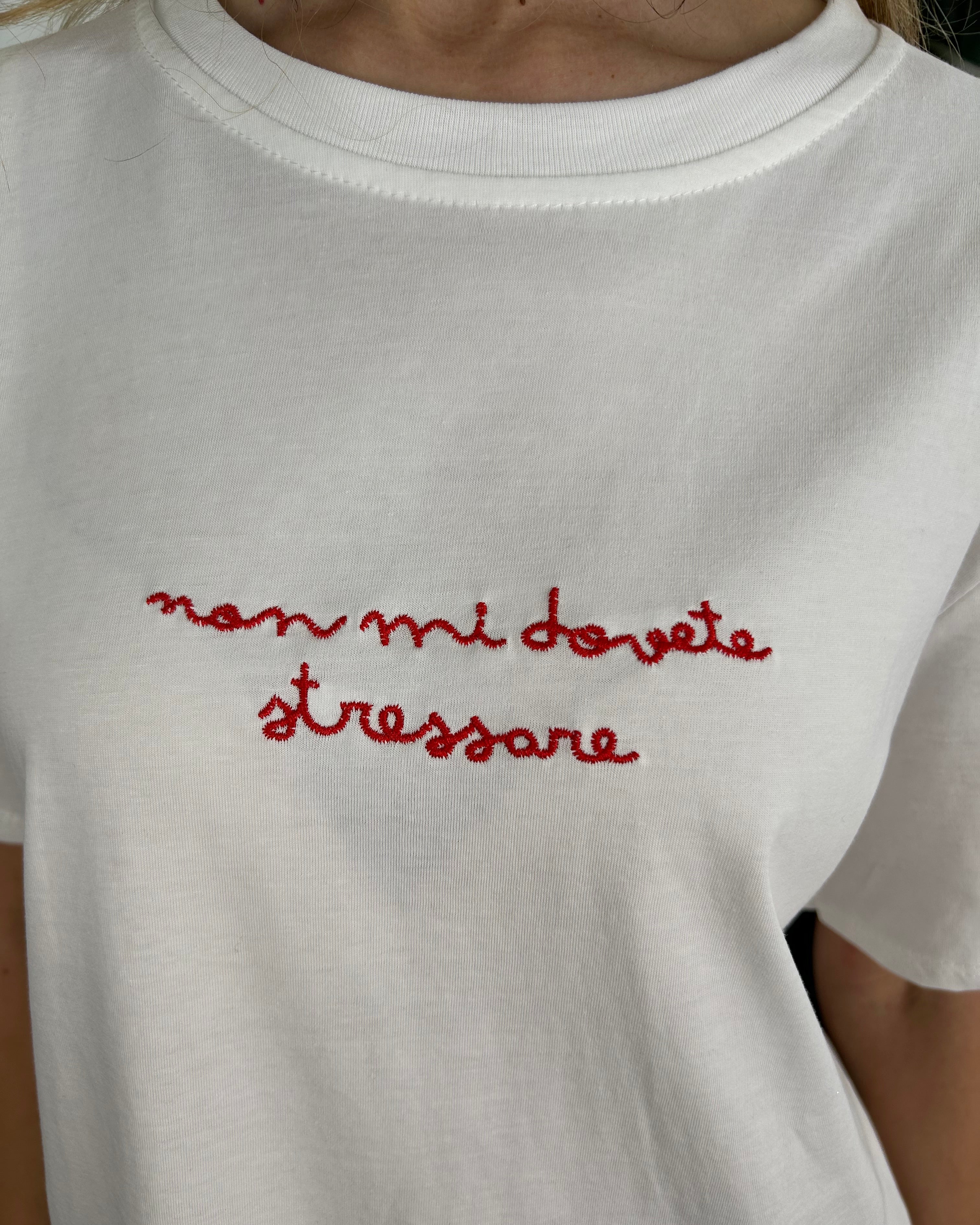 T‑SHIRT COTONE 100% CON SCRITTA ROSSA “NON MI DOVETE STRESSARE"