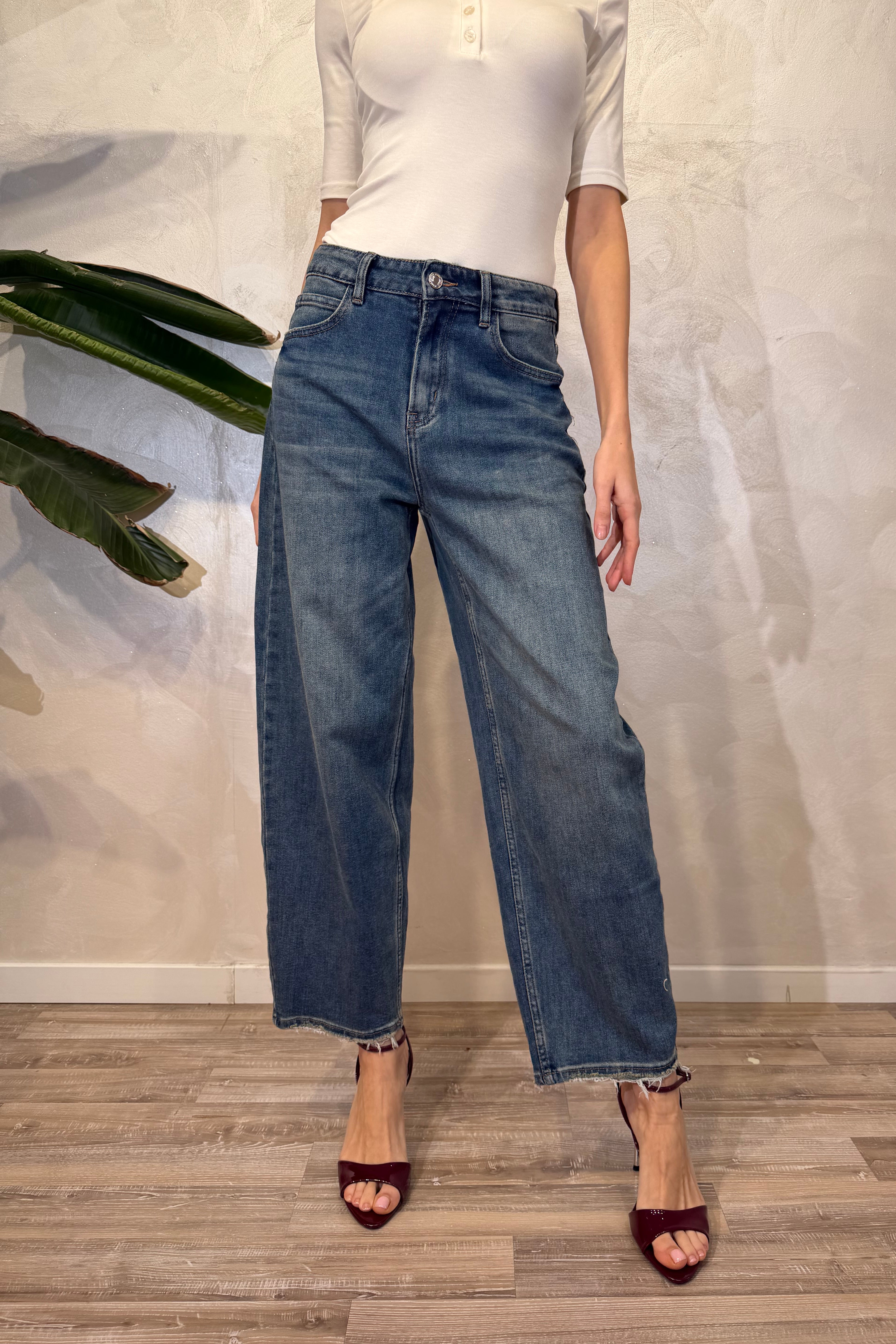 JEANS GAMBA DIRITTA MORBIDA CON SFRANGIATURA AL FONDO COL. SOFT DENIM