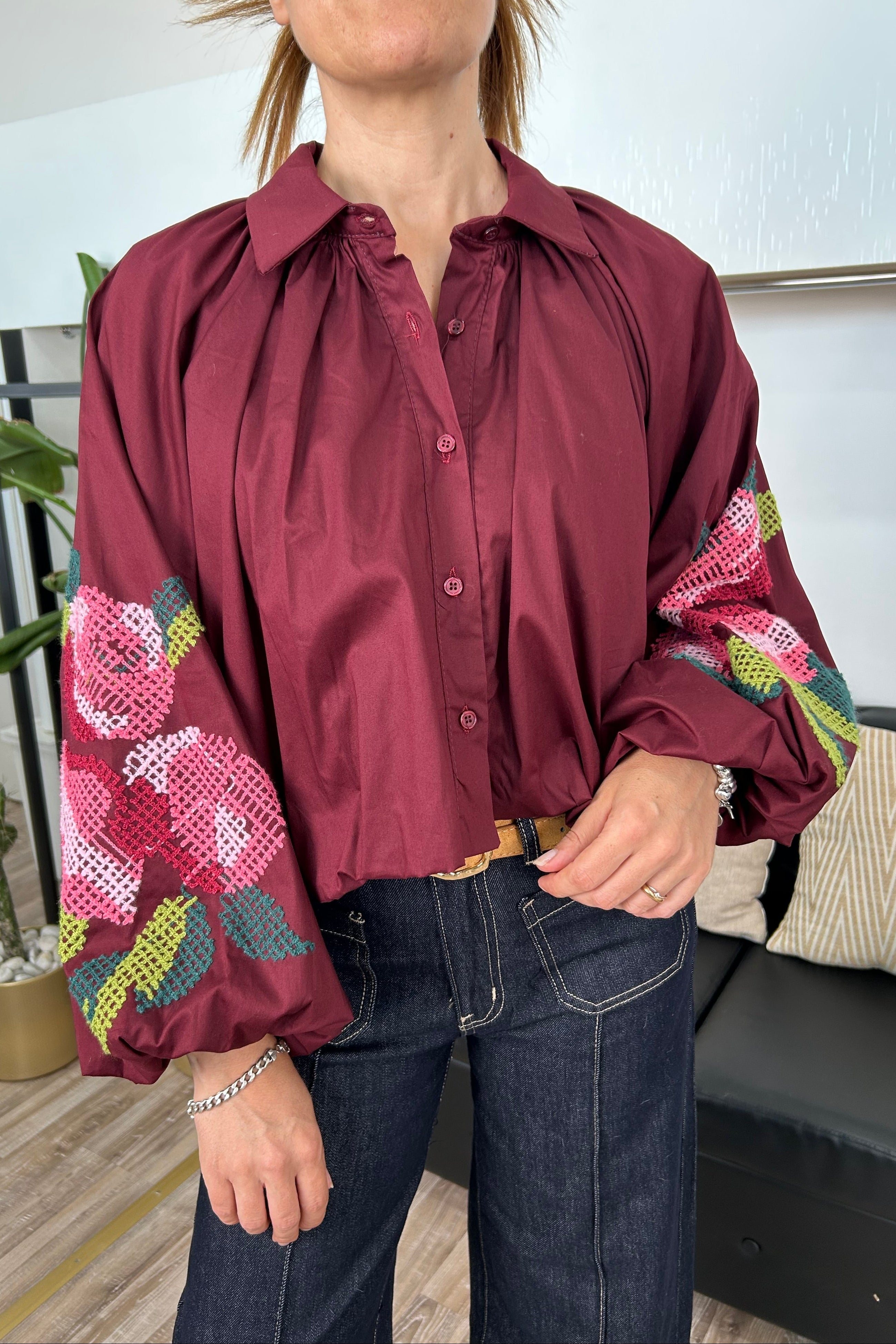 CAMICIA MANICA RAGLAN CON FONDO EFFETTO BALLOON CON RICAMI FLOREALI COL. INDIA